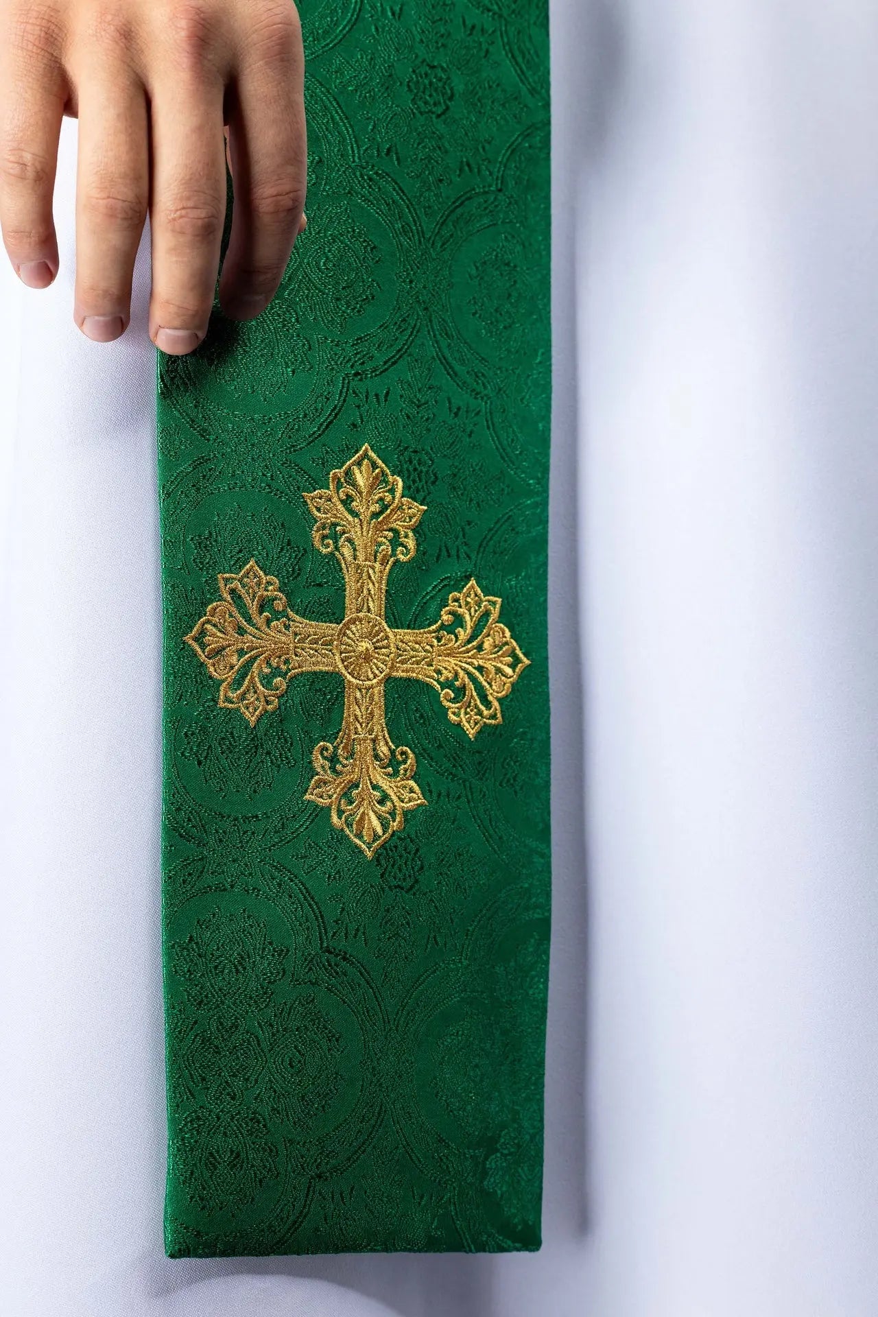 Étole jacquard verte avec broderie de croix dorée