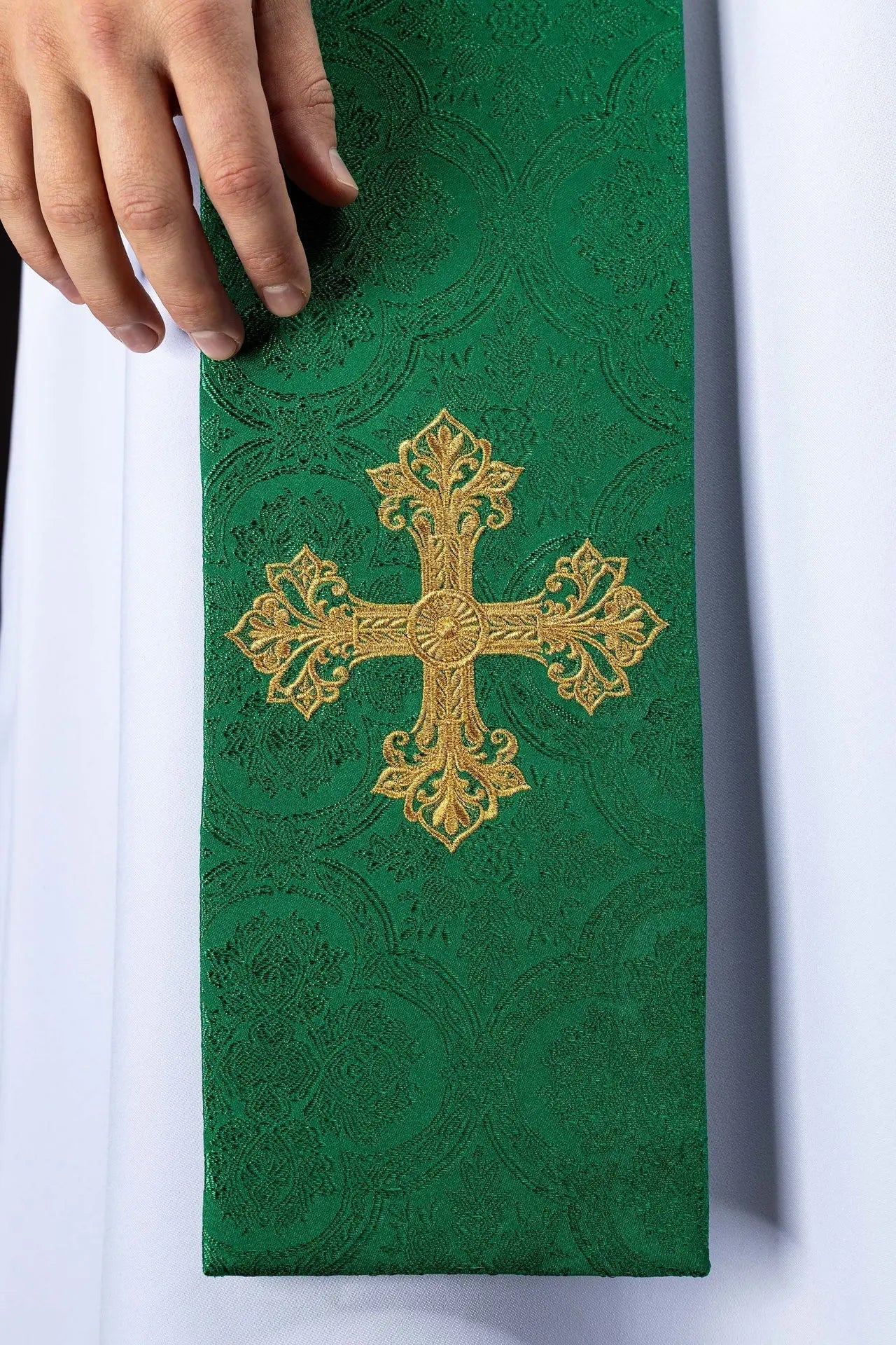 Étole jacquard verte avec broderie de croix dorée