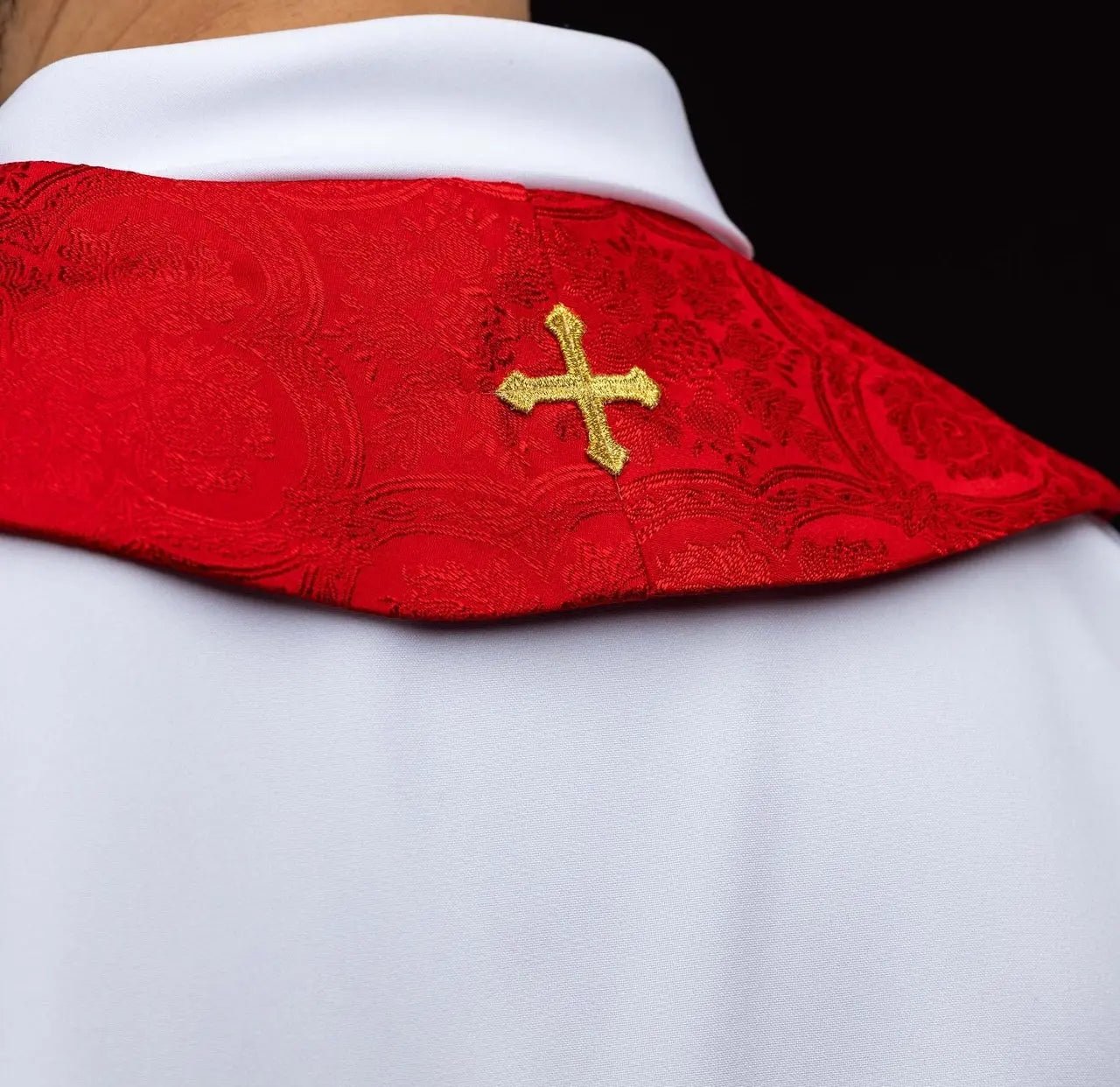 Étole rouge en jacquard avec broderie de croix dorée