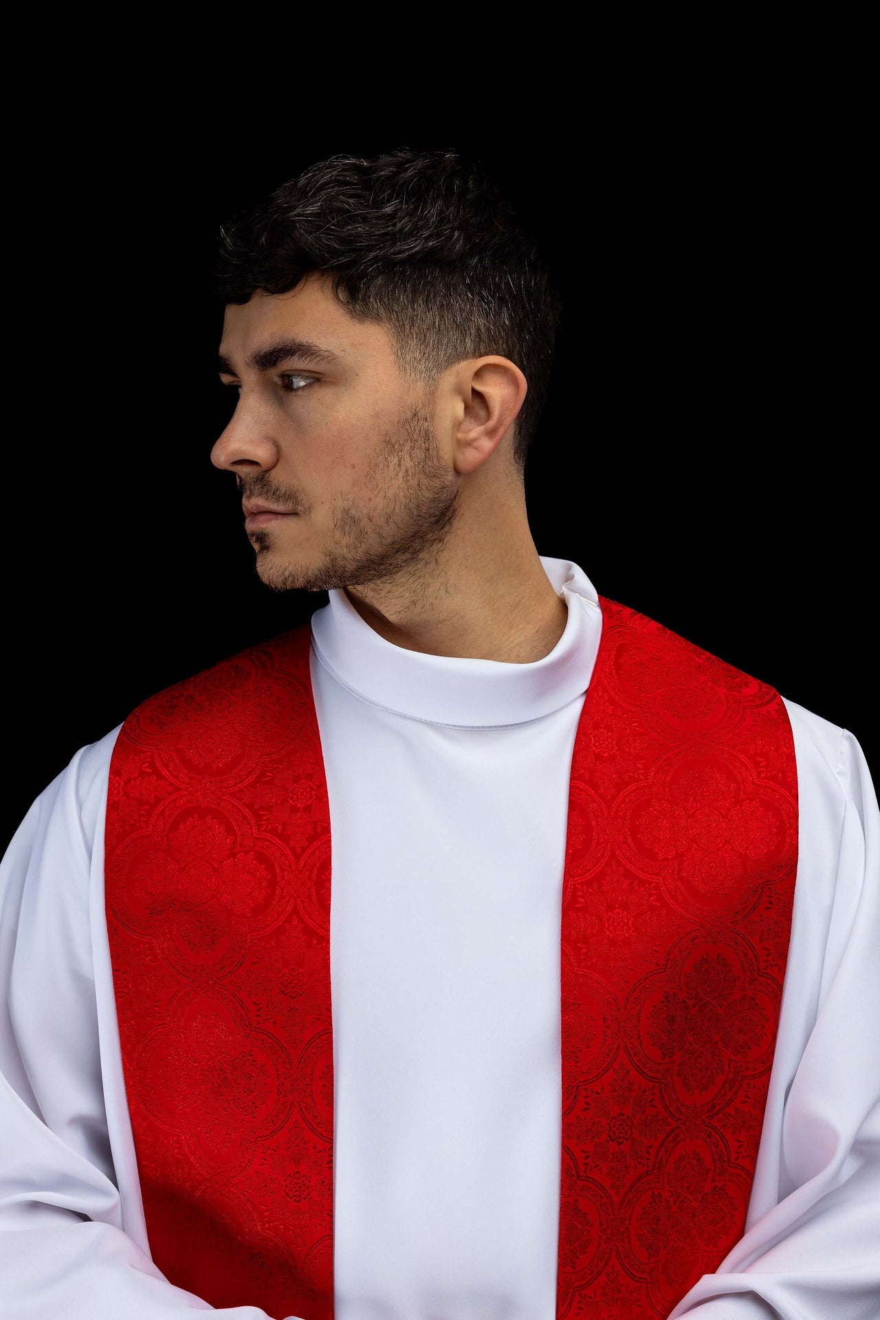 Stuła haftowana z motywem Krzyża czerwona tkanina żakardowa - ORNATY.PL