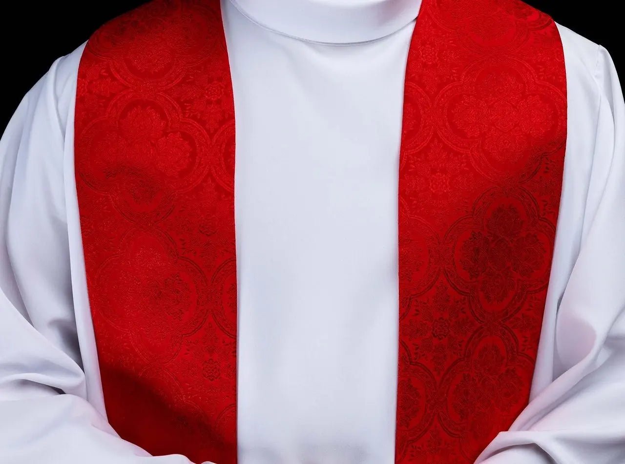 Étole rouge en jacquard avec broderie de croix dorée