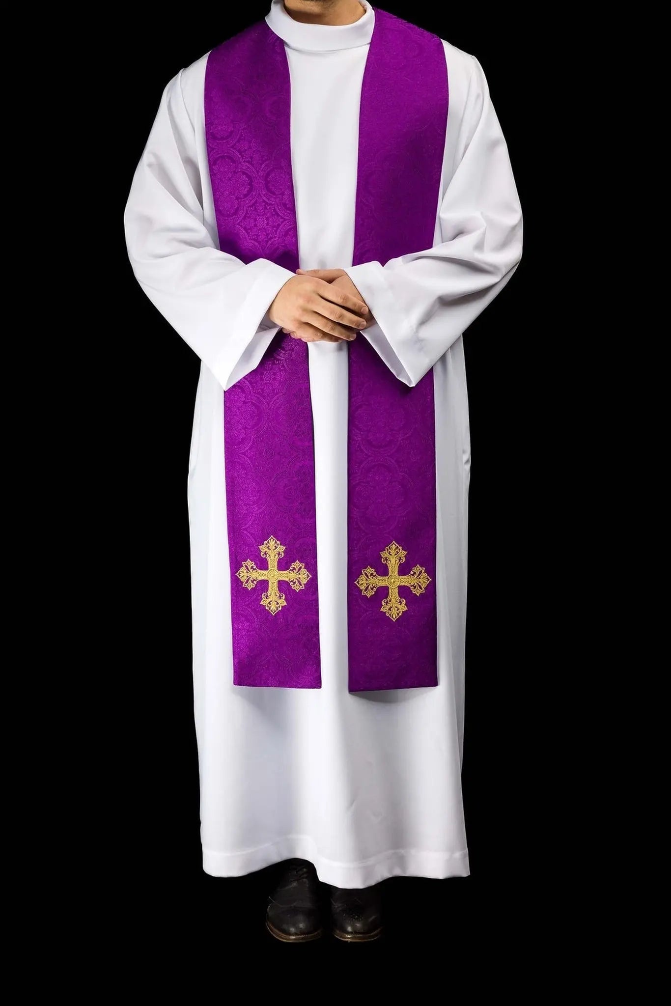 Étole jacquard violette avec broderie de croix dorée