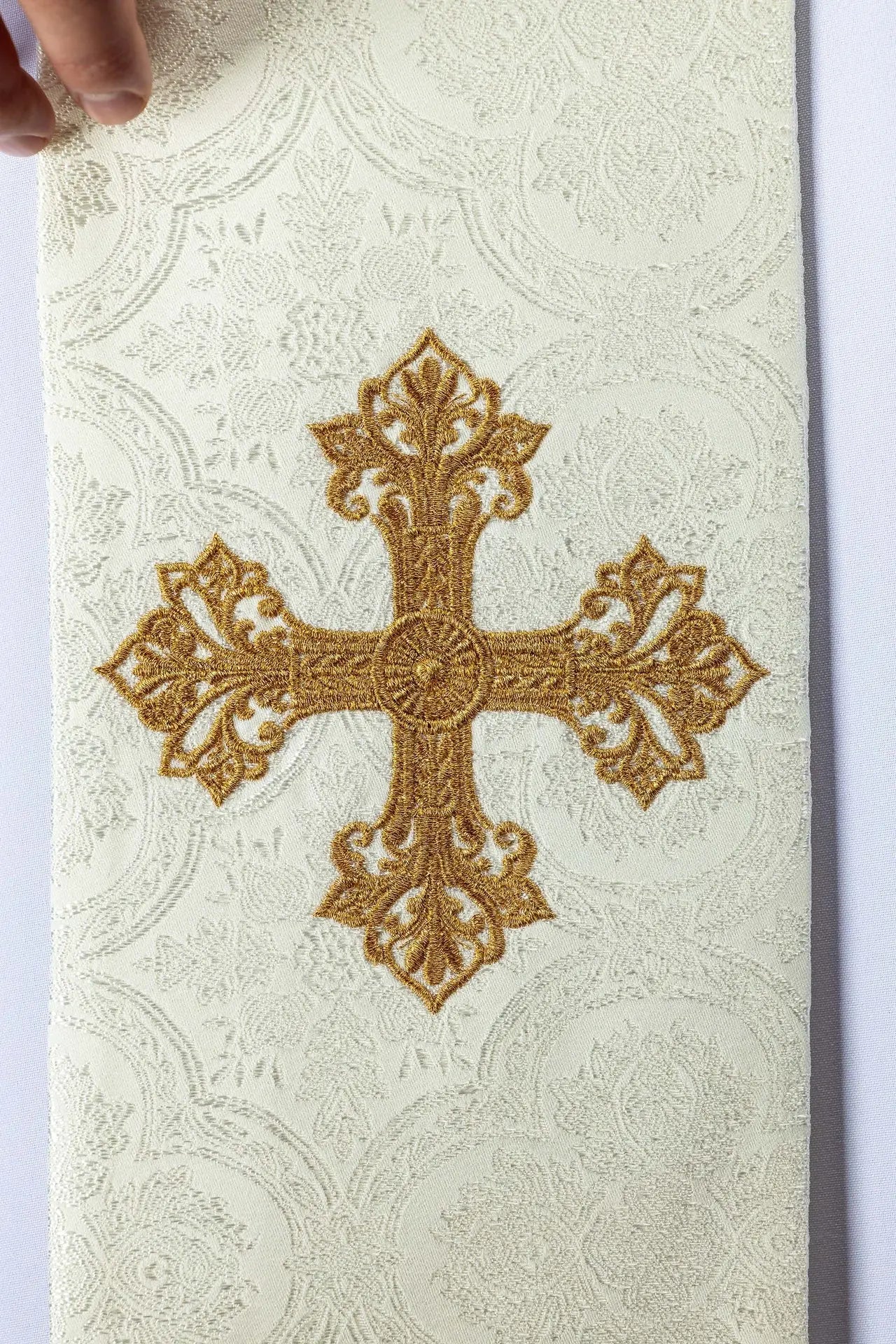Étole en jacquard écru avec broderie de croix dorée