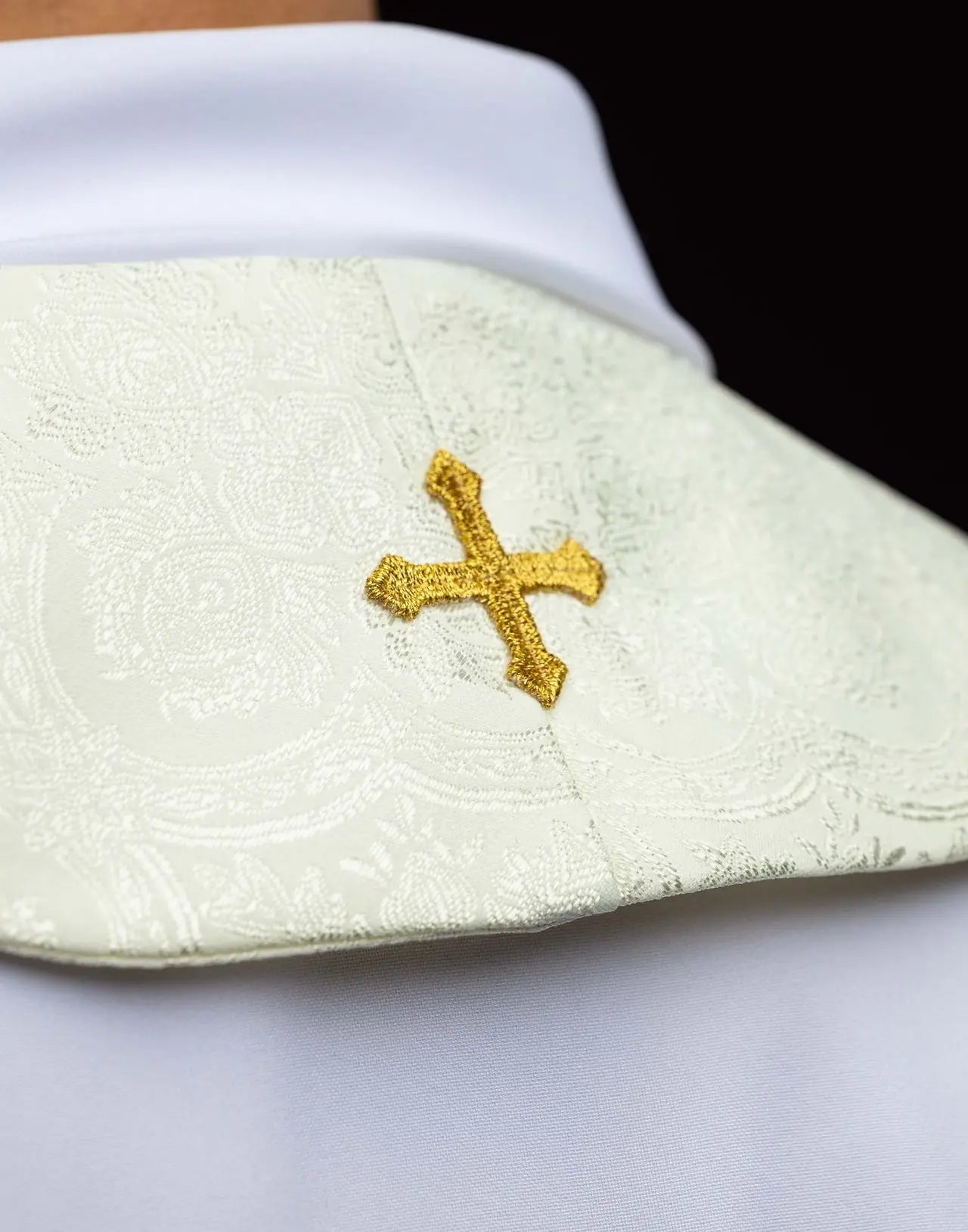 Étole en jacquard écru avec broderie de croix dorée