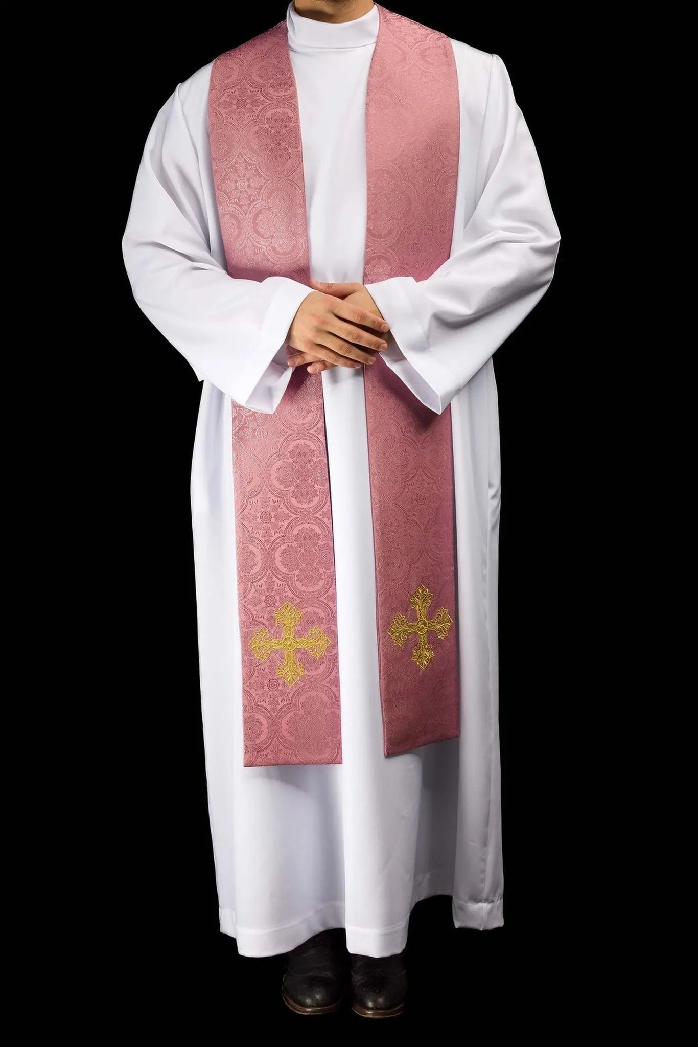 Étole jacquard rose avec broderie de croix dorée