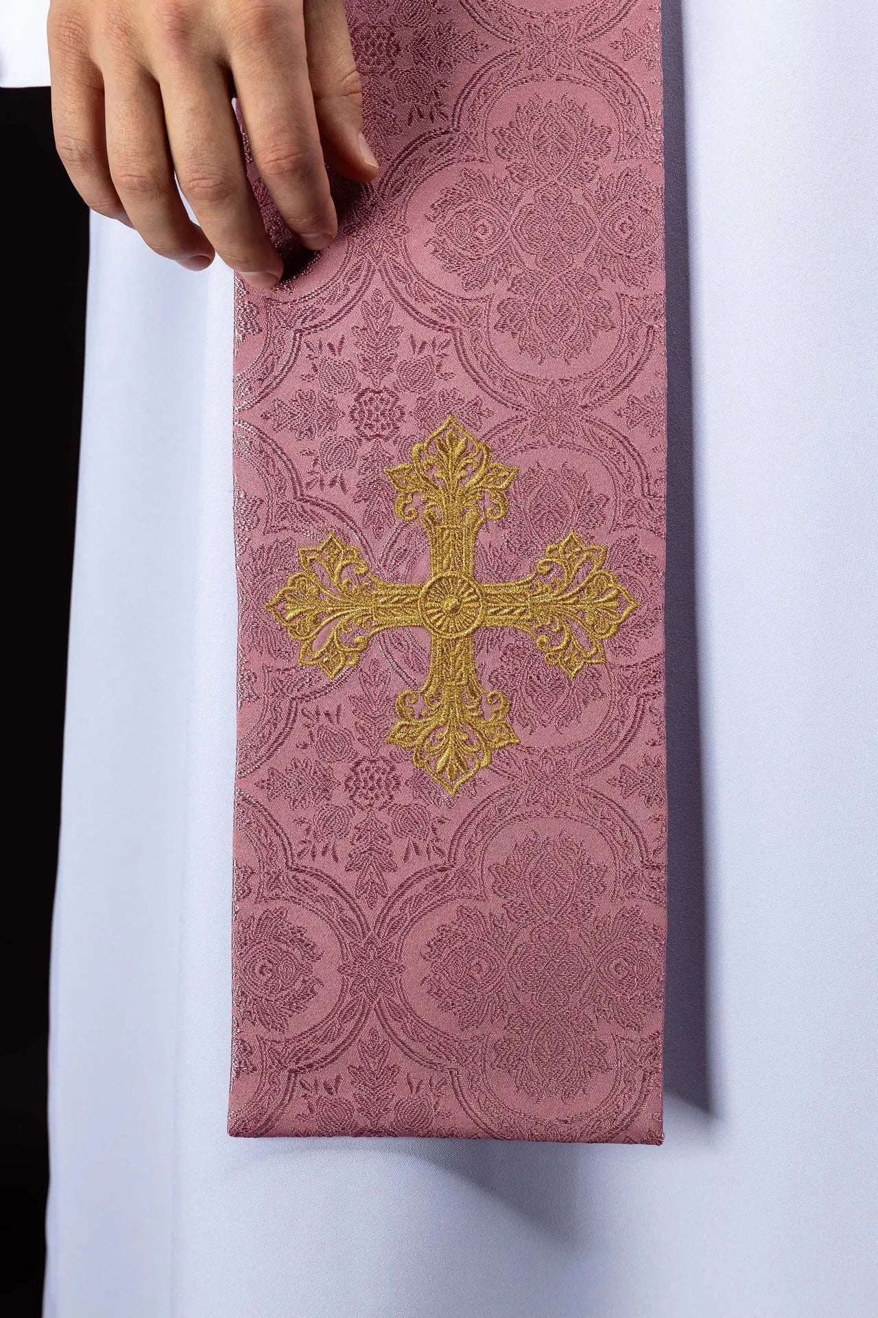 Étole jacquard rose avec broderie de croix dorée