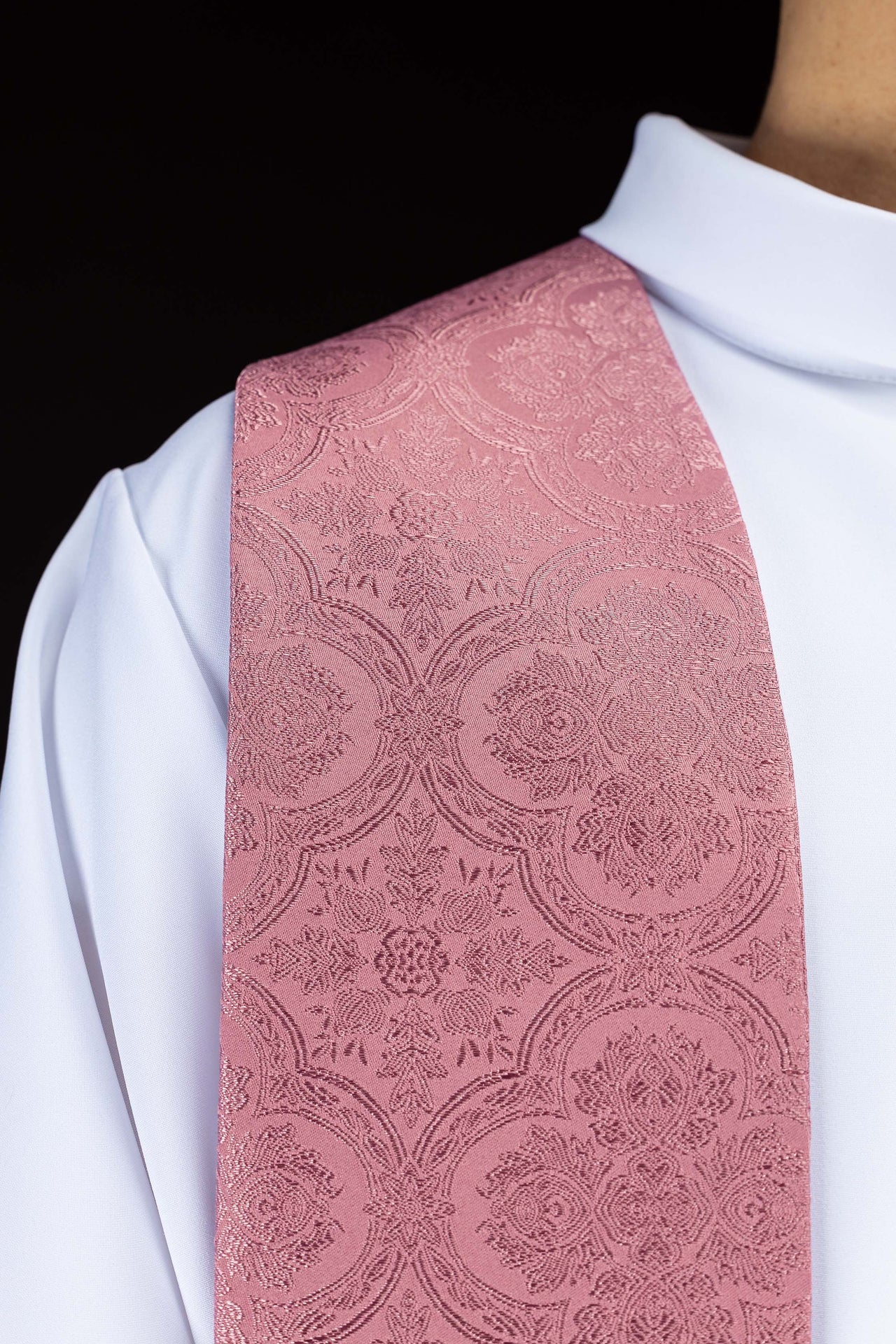 Stuła haftowana z motywem Krzyża różowa tkanina żakardowa - ORNATY.PL