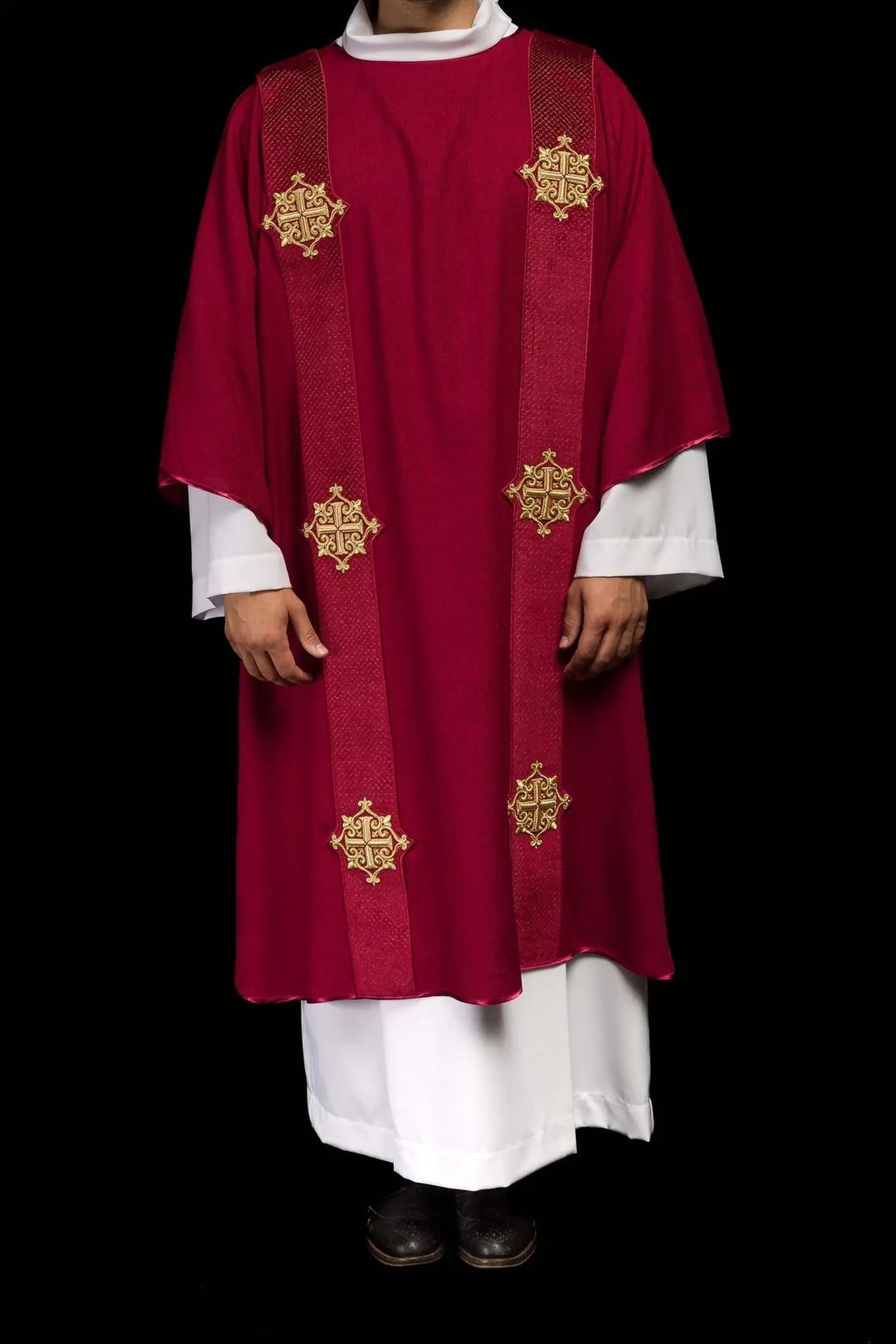 Dalmatique rouge avec bandes en velours et symboles de croix