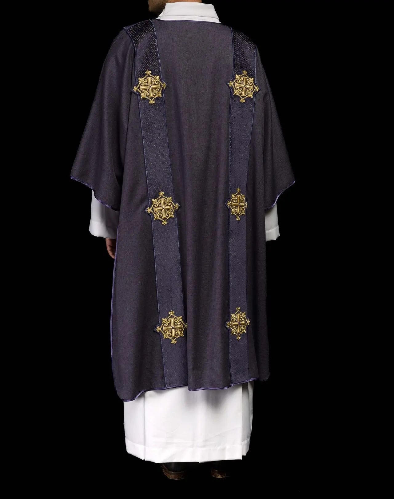 Dalmatique violette avec bandes en velours et symboles de croix