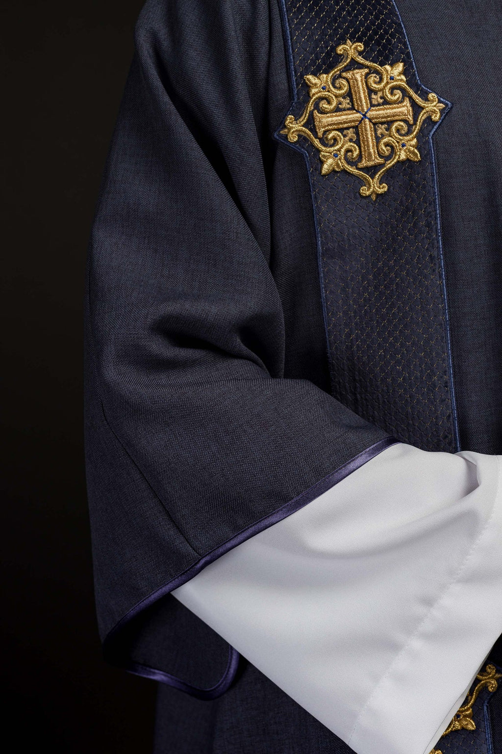 Dalmatyka z pasami na aksamicie z symbolami Krzyża Fioletowa - ORNATY.PL