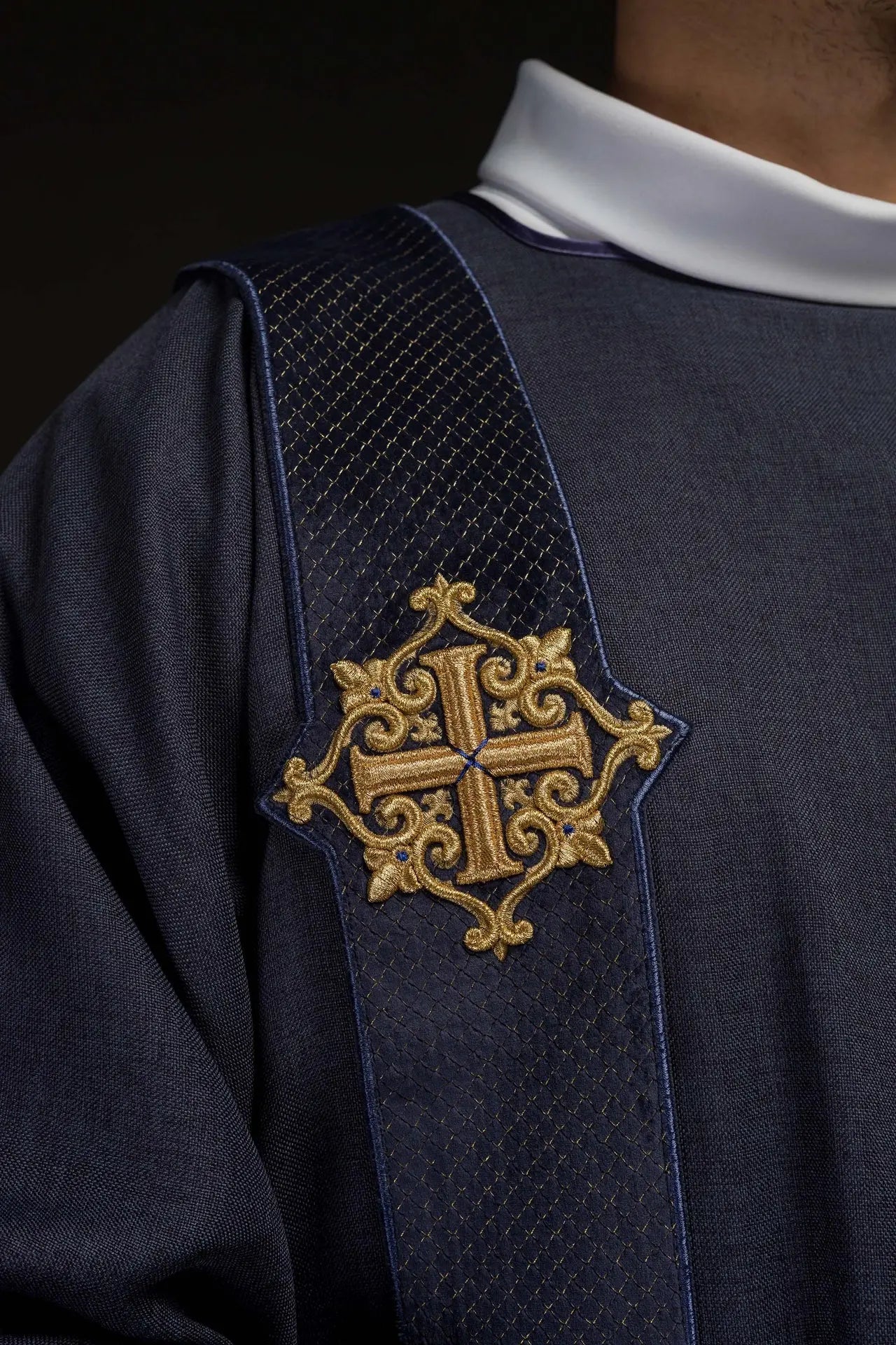 Dalmatique violette avec bandes en velours et symboles de croix