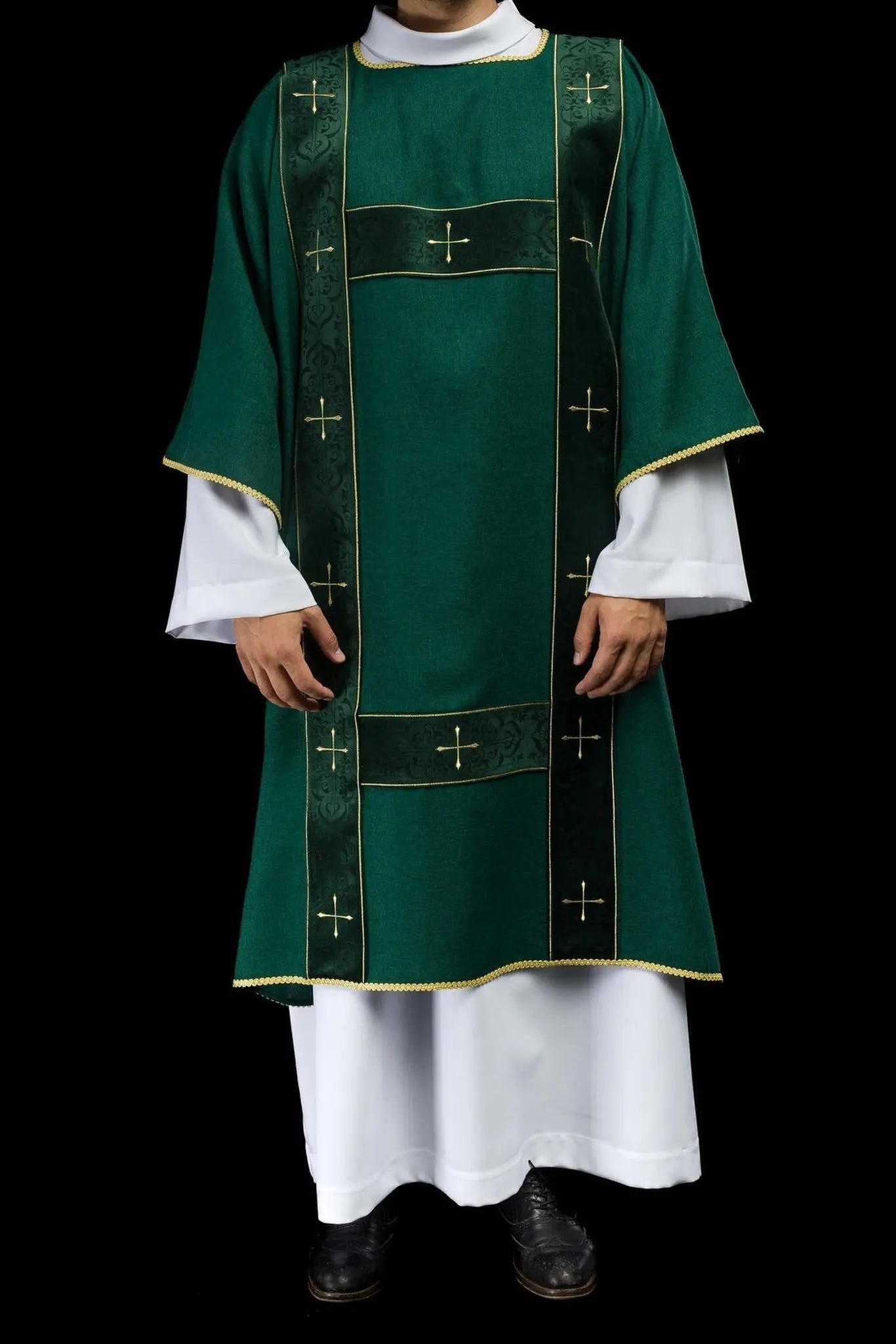 Dalmatic verte avec rayures en velours et croix dorées brodées