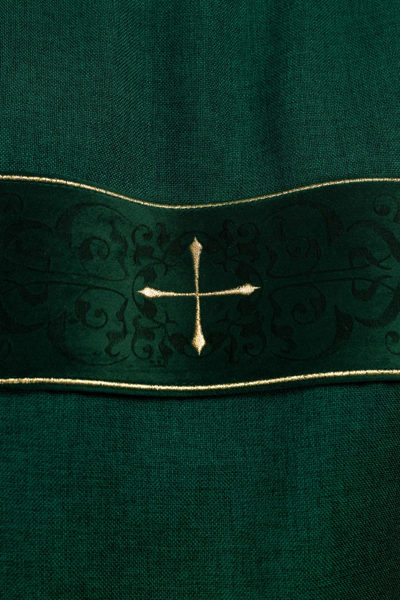 Dalmatyka z aksamitnymi pasami i haftowanymi złotymi krzyżami zielona - ORNATY.PL