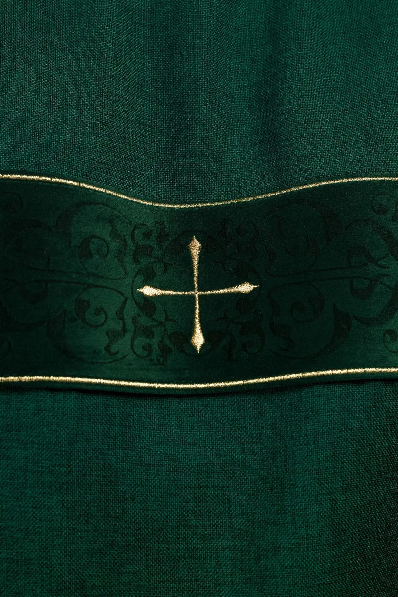 Dalmatic verte avec rayures en velours et croix dorées brodées