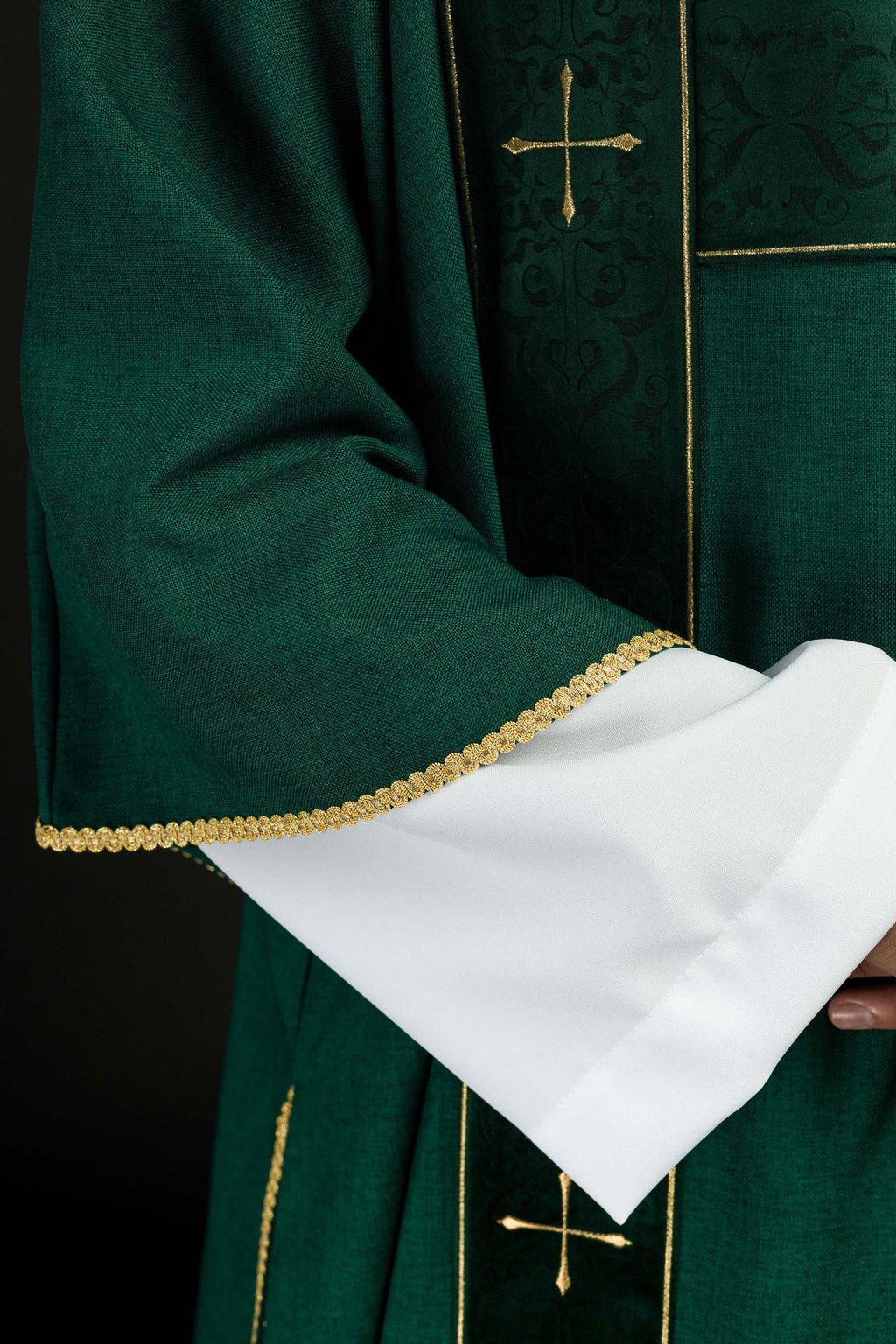 Dalmatyka z aksamitnymi pasami i haftowanymi złotymi krzyżami zielona - ORNATY.PL