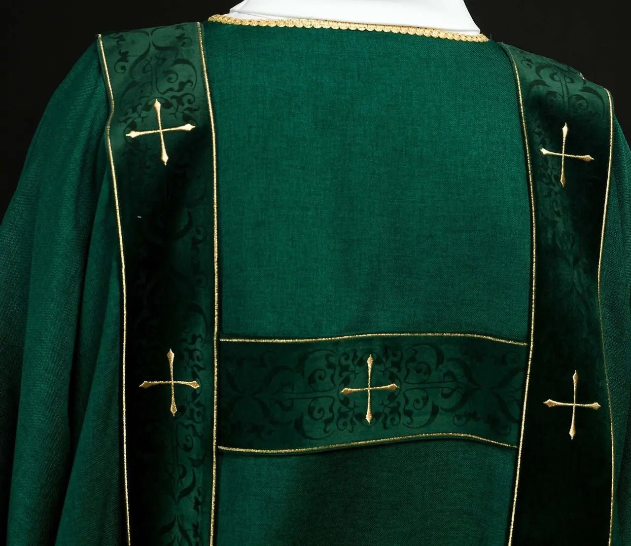 Dalmatic verte avec rayures en velours et croix dorées brodées