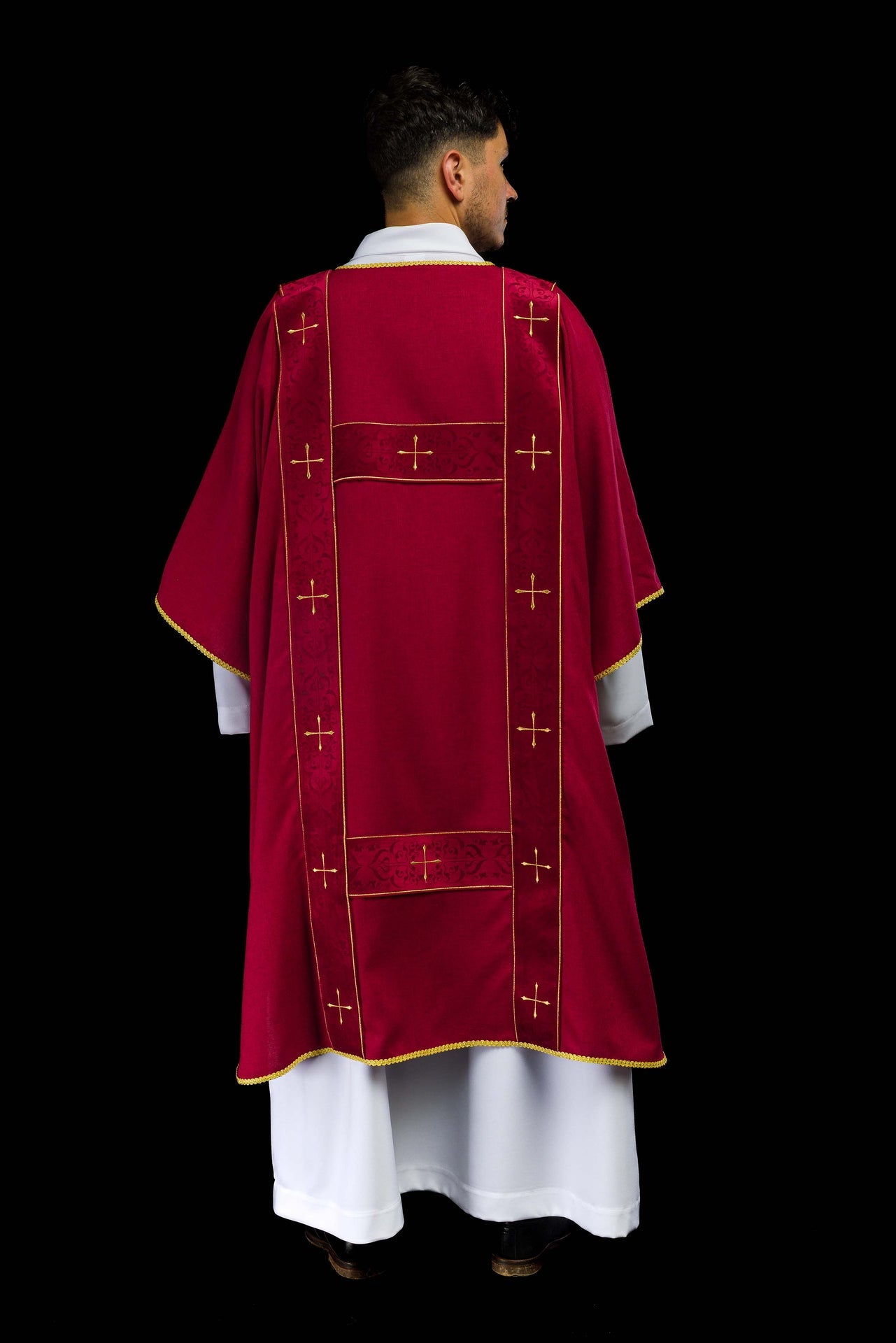 Dalmatyka z aksamitnymi pasami i haftowanymi złotymi krzyżami czerwona - ORNATY.PL