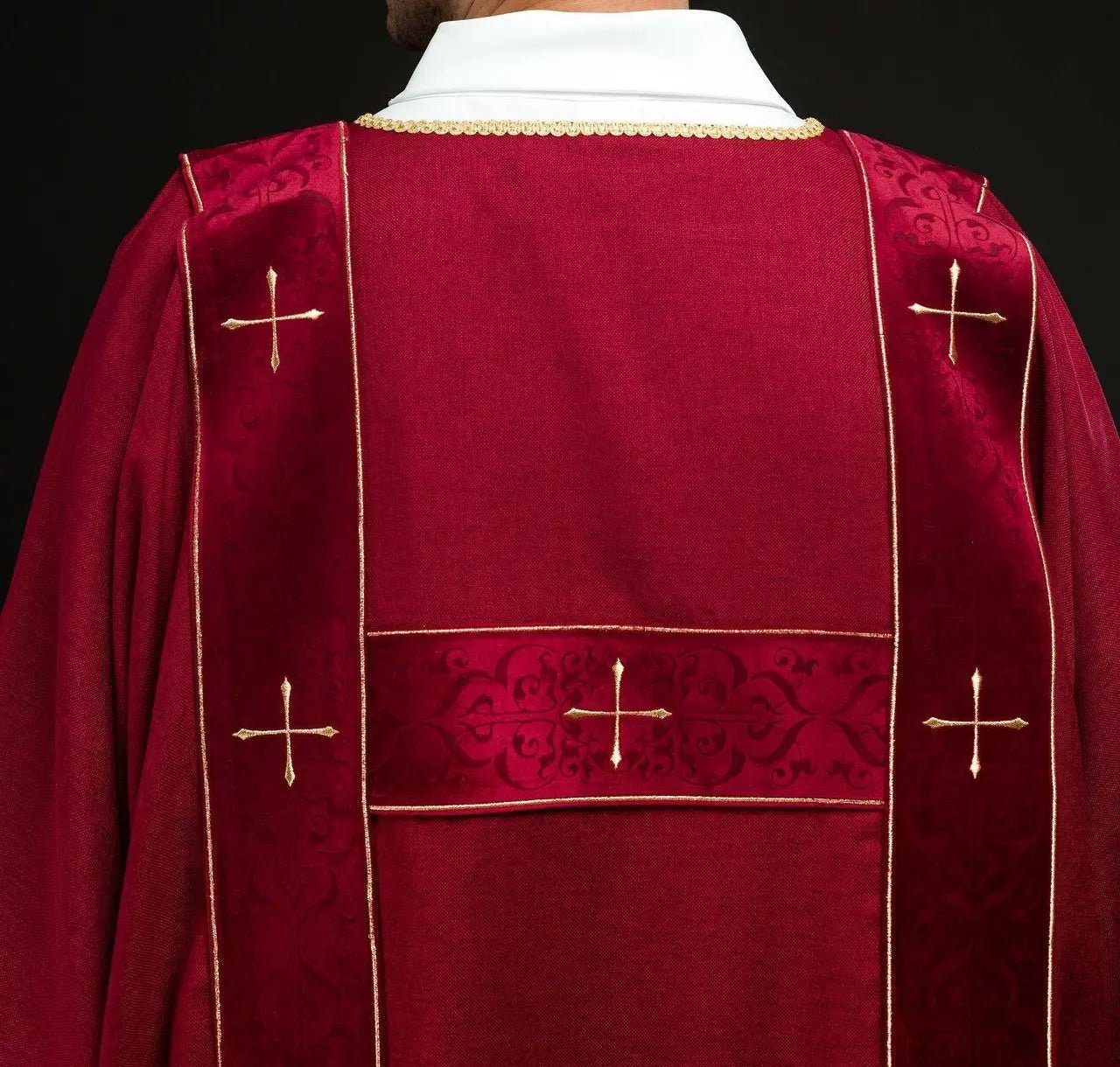 Dalmatique avec rayures en velours et croix dorées brodées rouge
