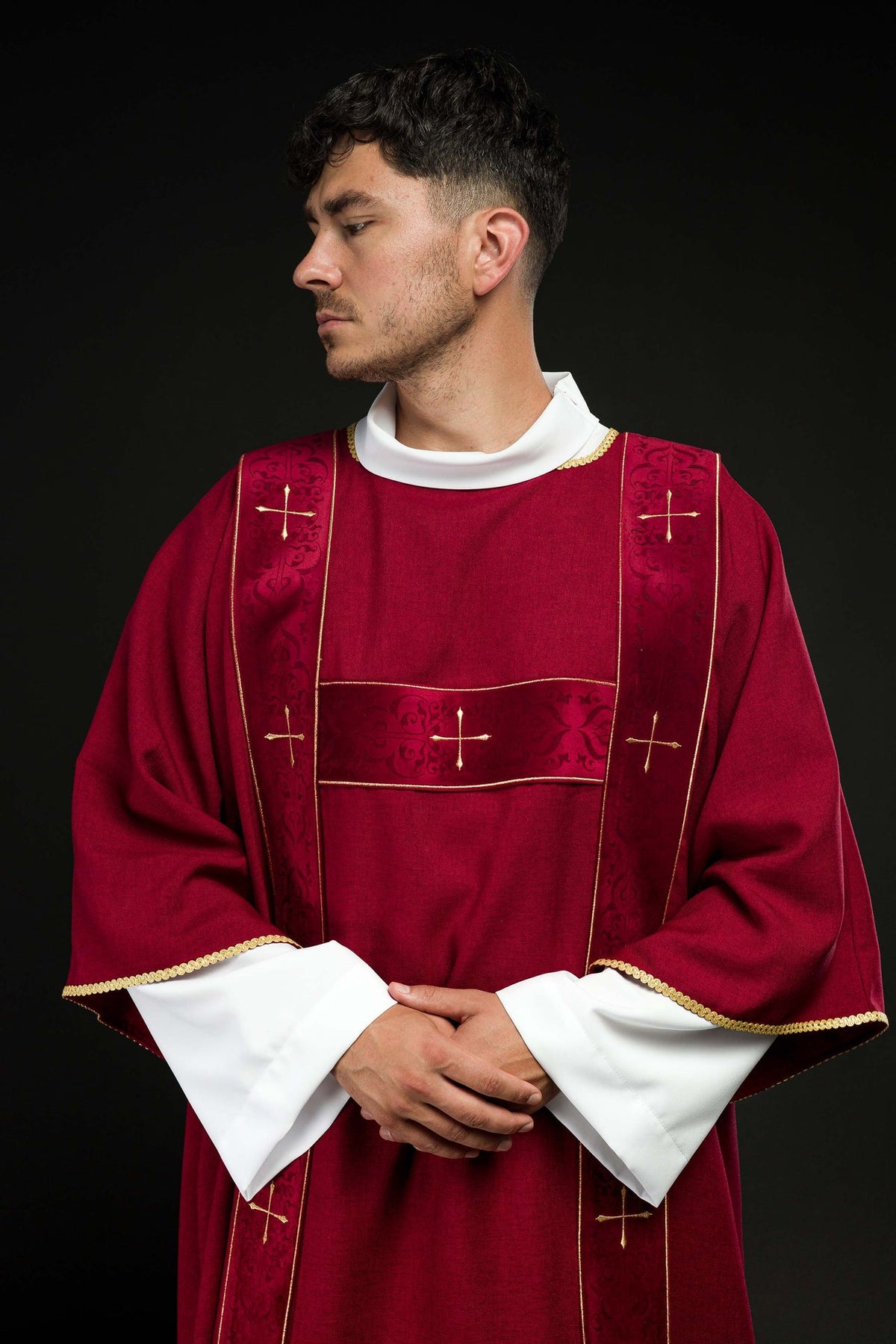Dalmatyka z aksamitnymi pasami i haftowanymi złotymi krzyżami czerwona - ORNATY.PL