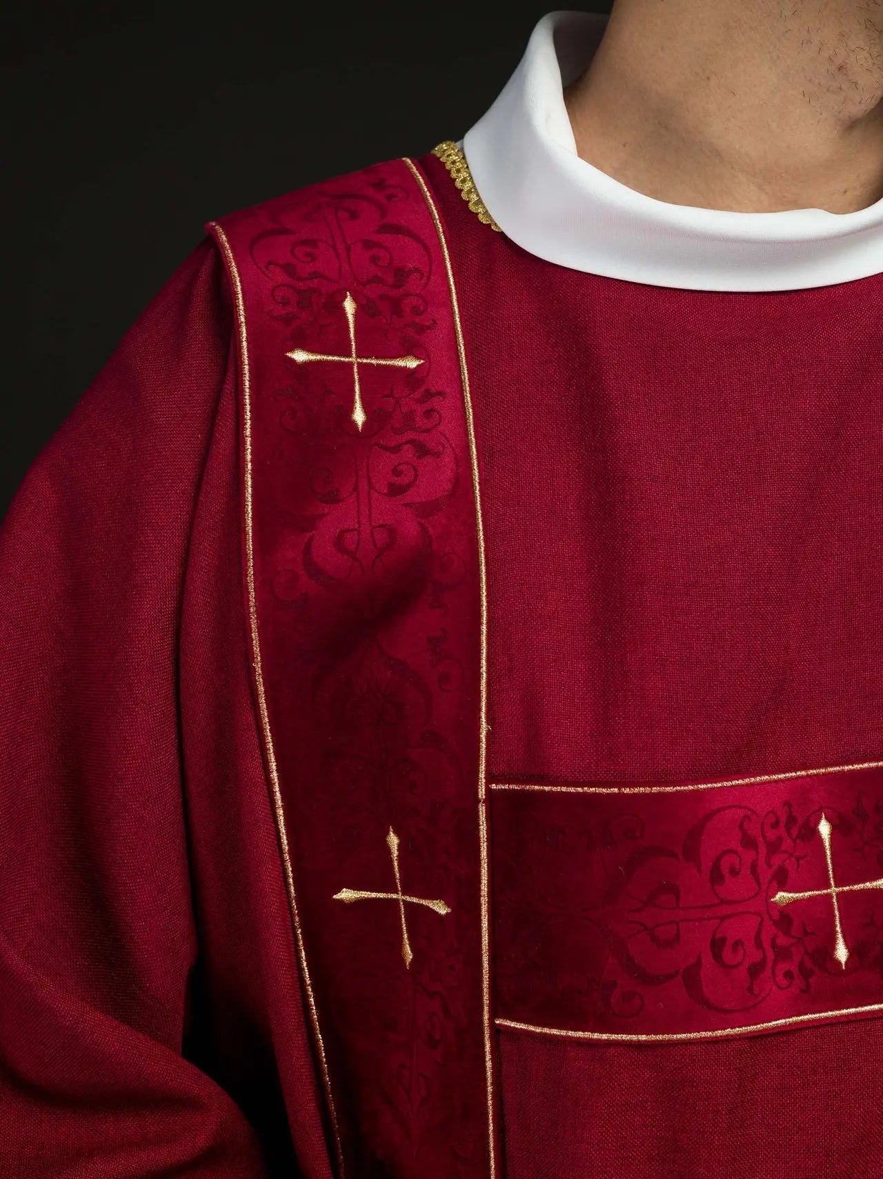 Dalmatique avec rayures en velours et croix dorées brodées rouge