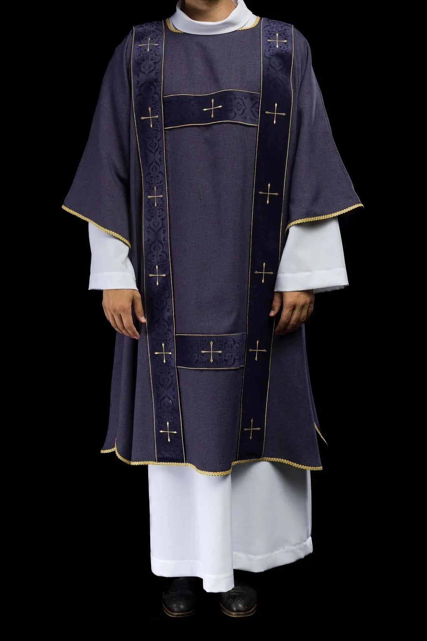 Dalmatique avec bandes en velours et croix dorées brodées violet