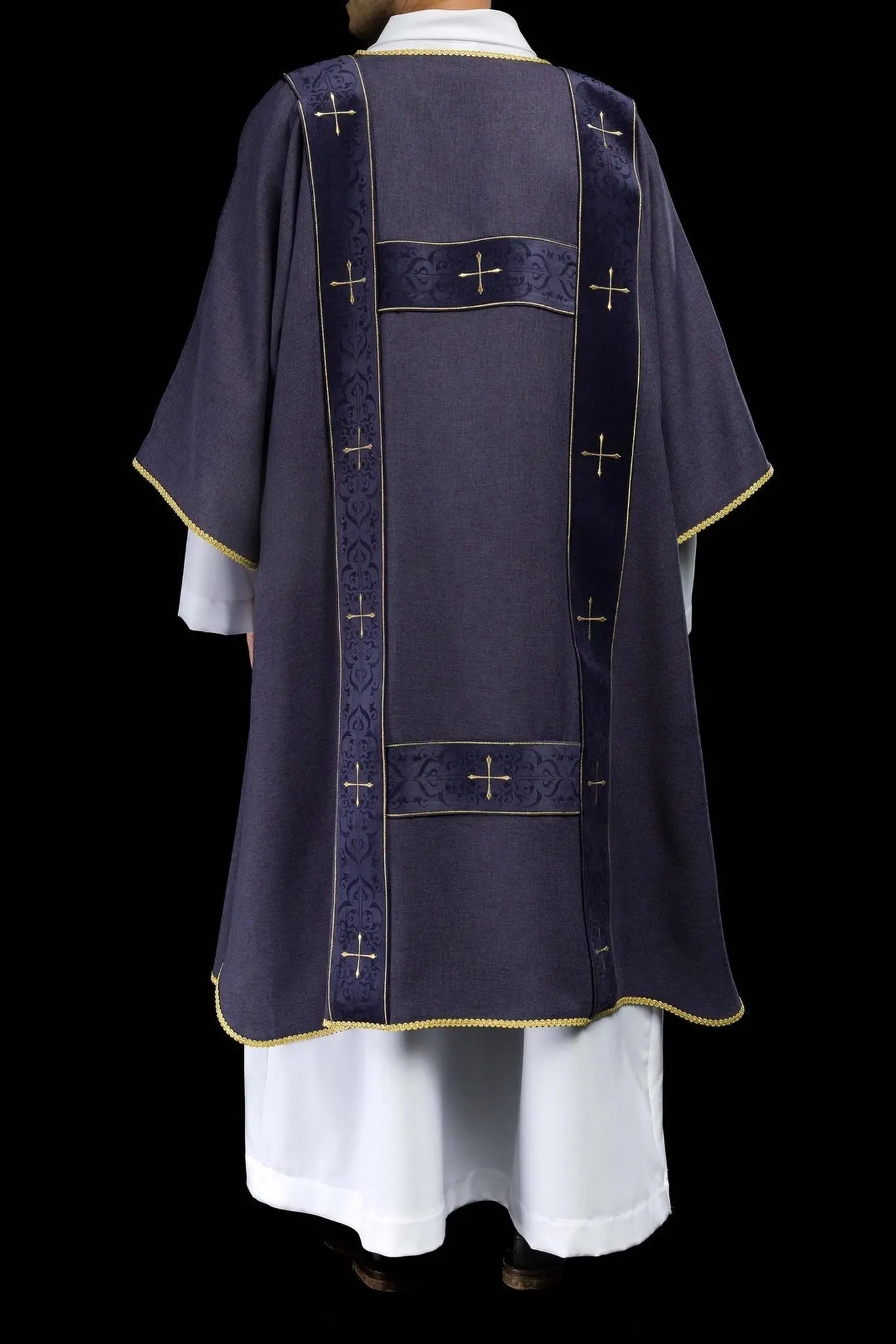 Dalmatique avec bandes en velours et croix dorées brodées violet
