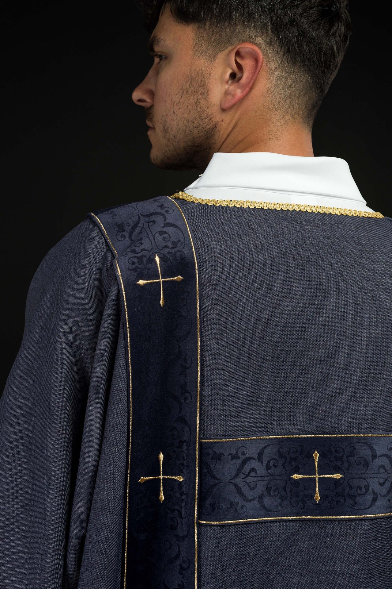 Dalmatyka z aksamitnymi pasami i haftowanymi złotymi krzyżami fioletowa - ORNATY.PL