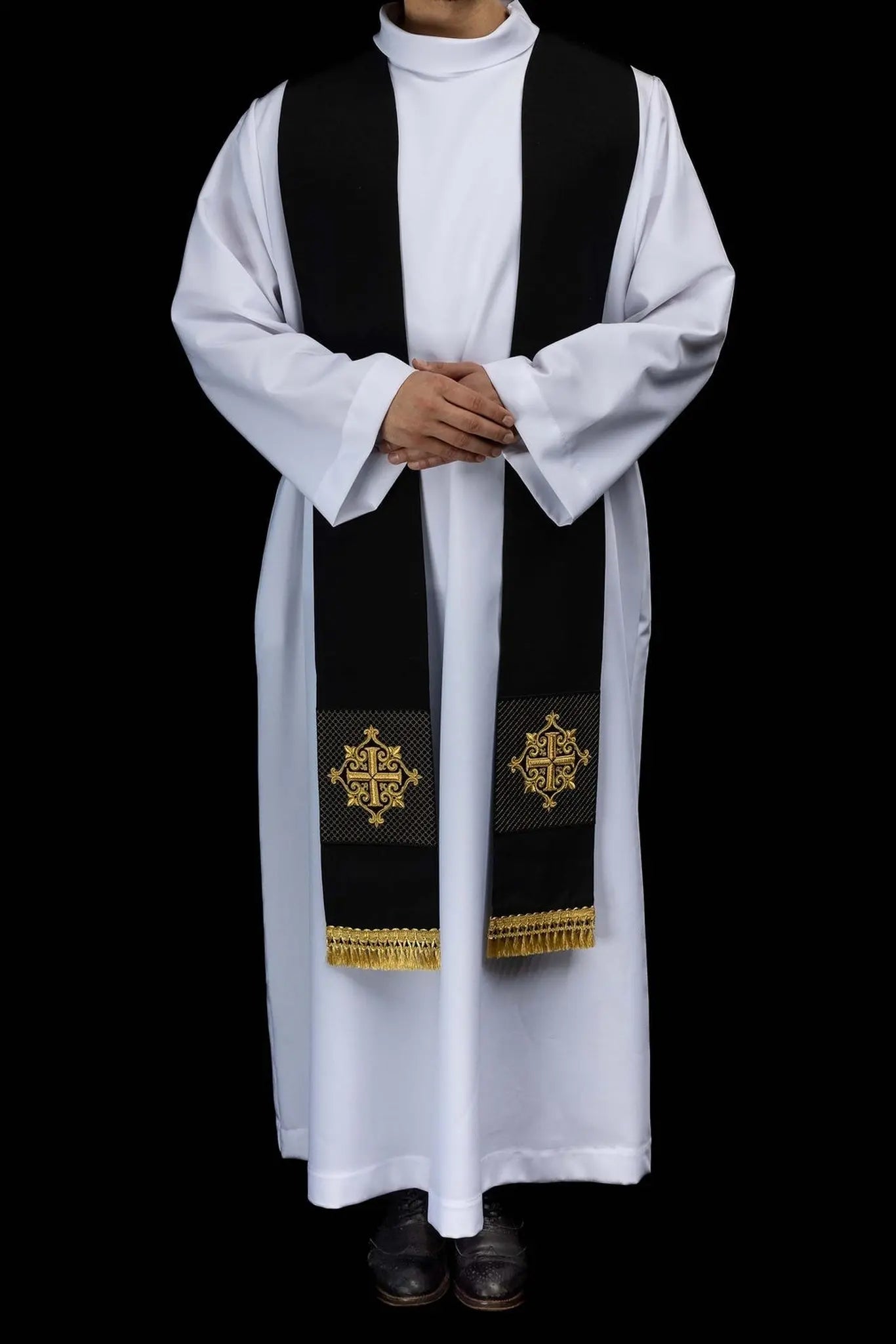 Étole en velours noir avec broderie de croix dorée
