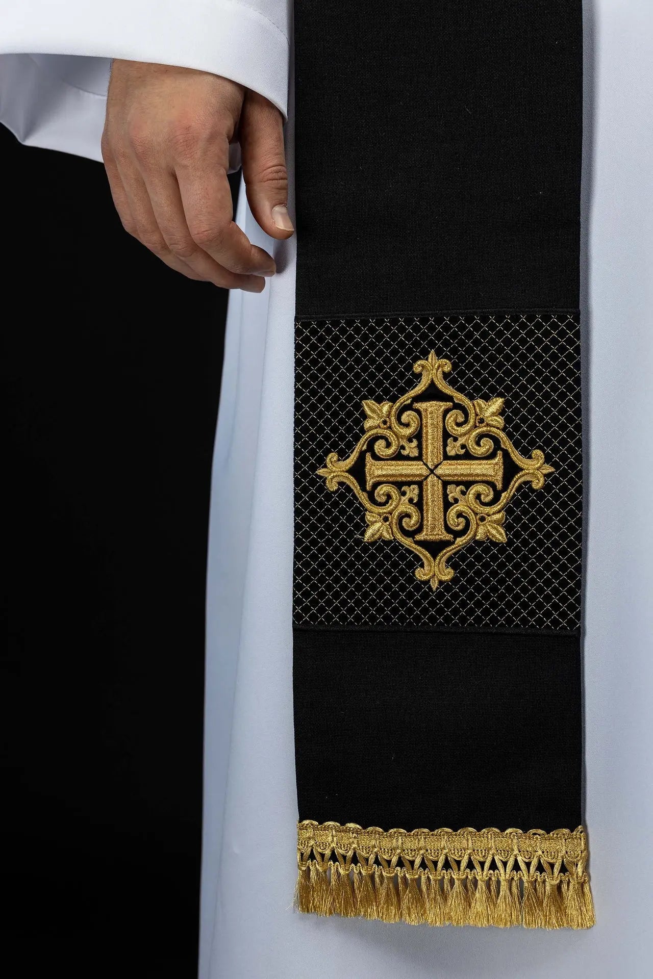 Étole en velours noir avec broderie de croix dorée