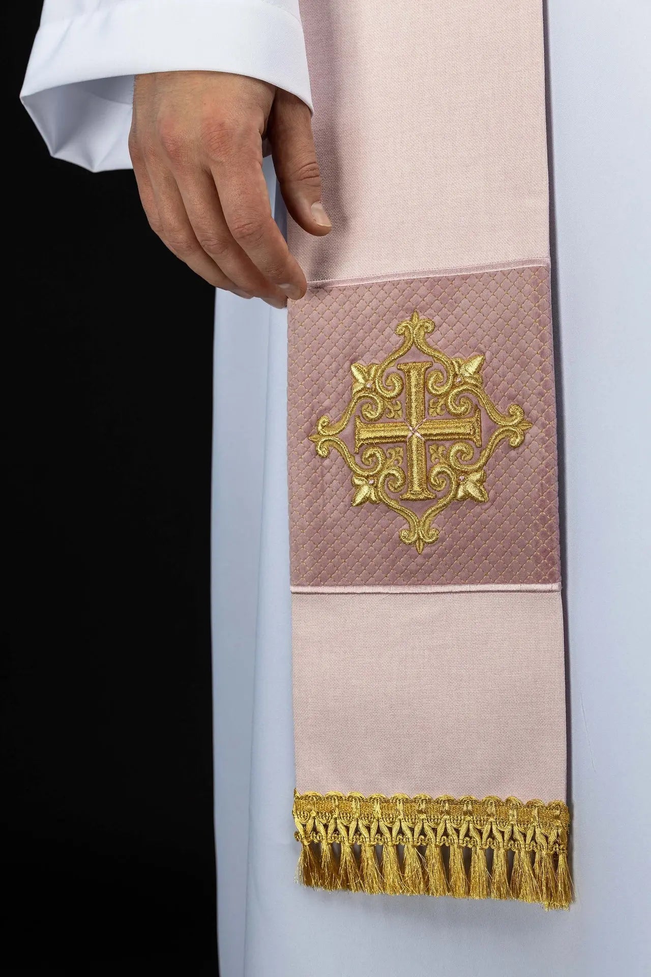 Étole en velours rose avec broderie de croix dorée