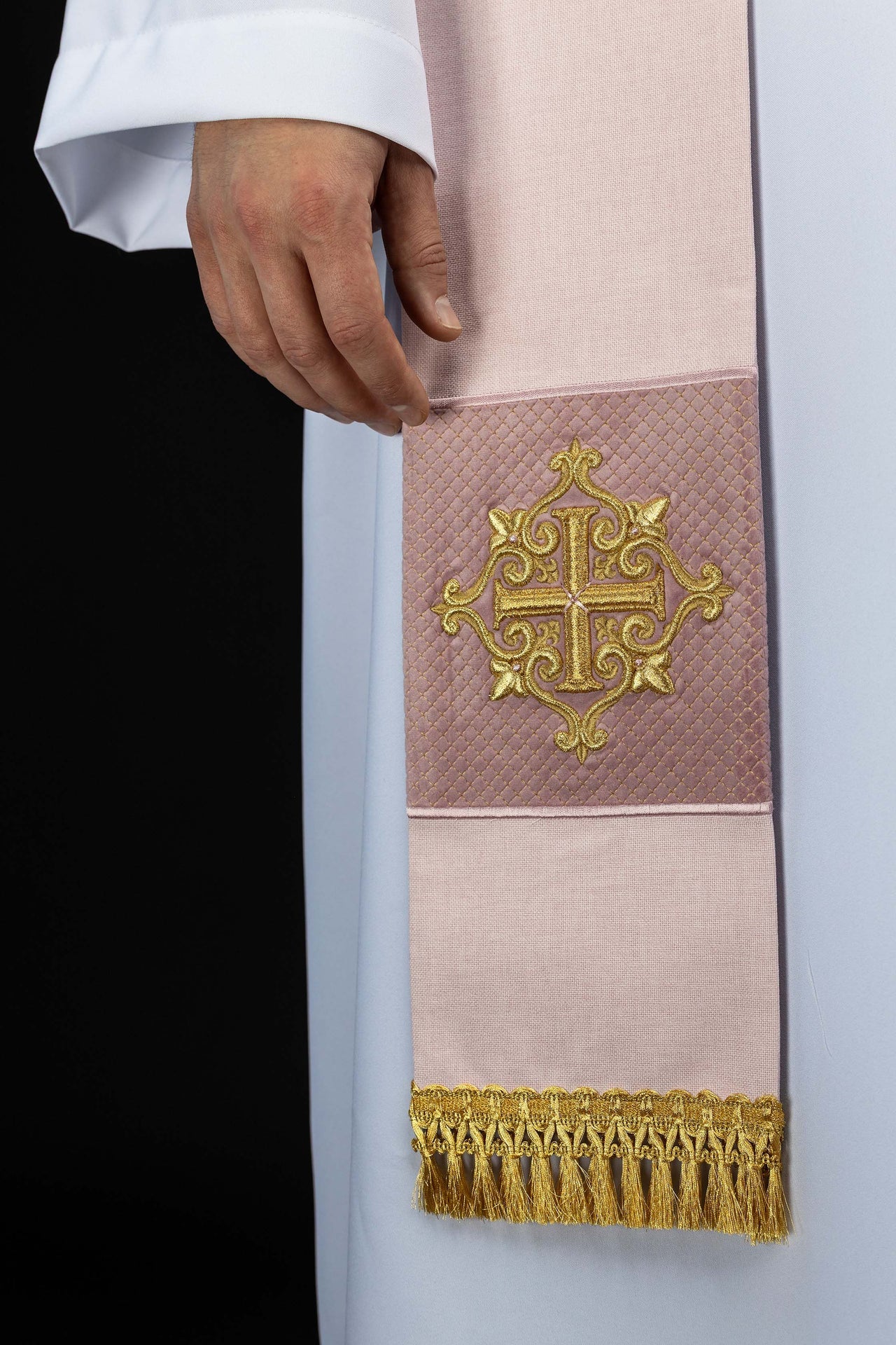 Stuła haftowana z symbolem krzyża aksamit różowa - ORNATY.PL