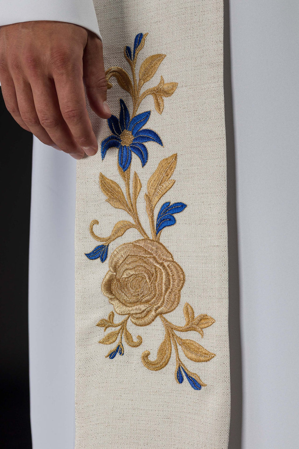 Étole brodée avec symbole marial