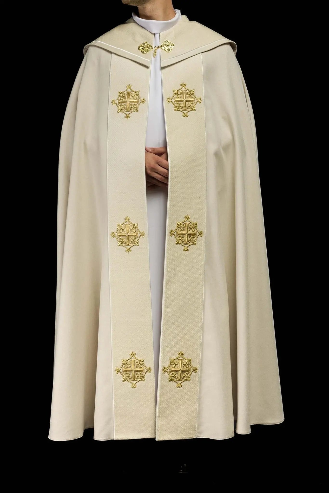 Chape liturgique avec bande en velours écru et broderie de croix