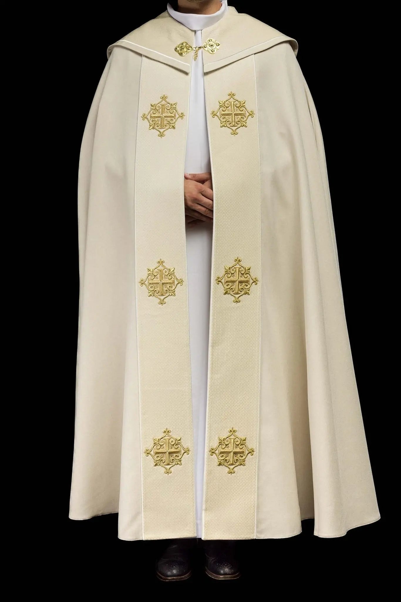 Chape liturgique avec bande en velours écru et broderie de croix