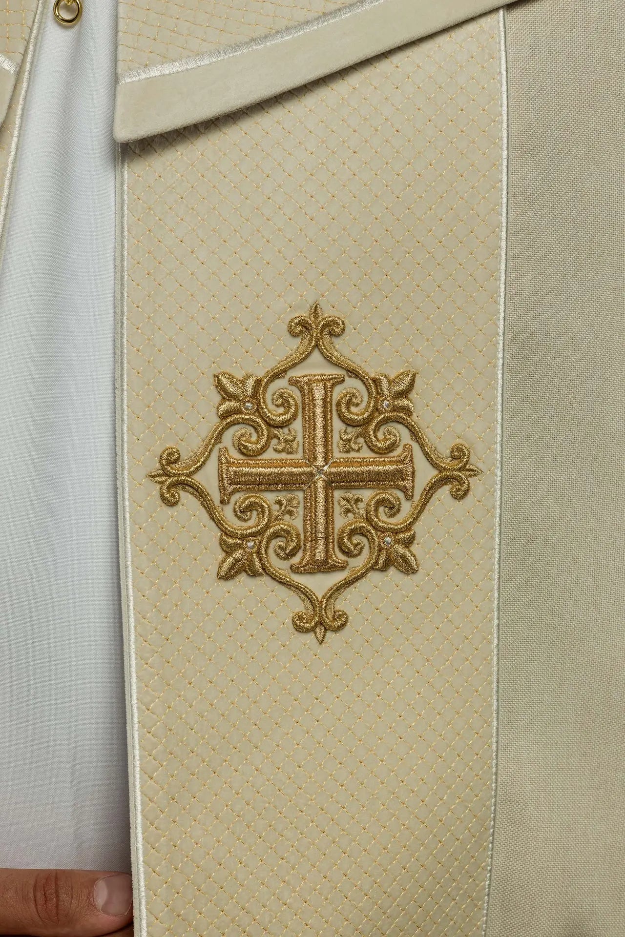Chape liturgique avec bande en velours écru et broderie de croix