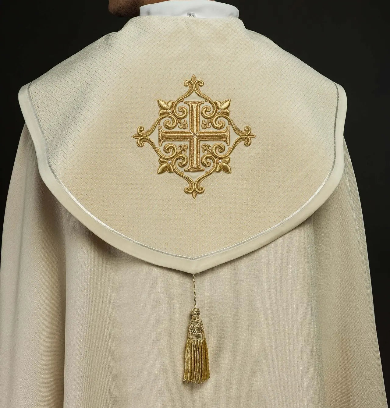 Chape liturgique avec bande en velours écru et broderie de croix