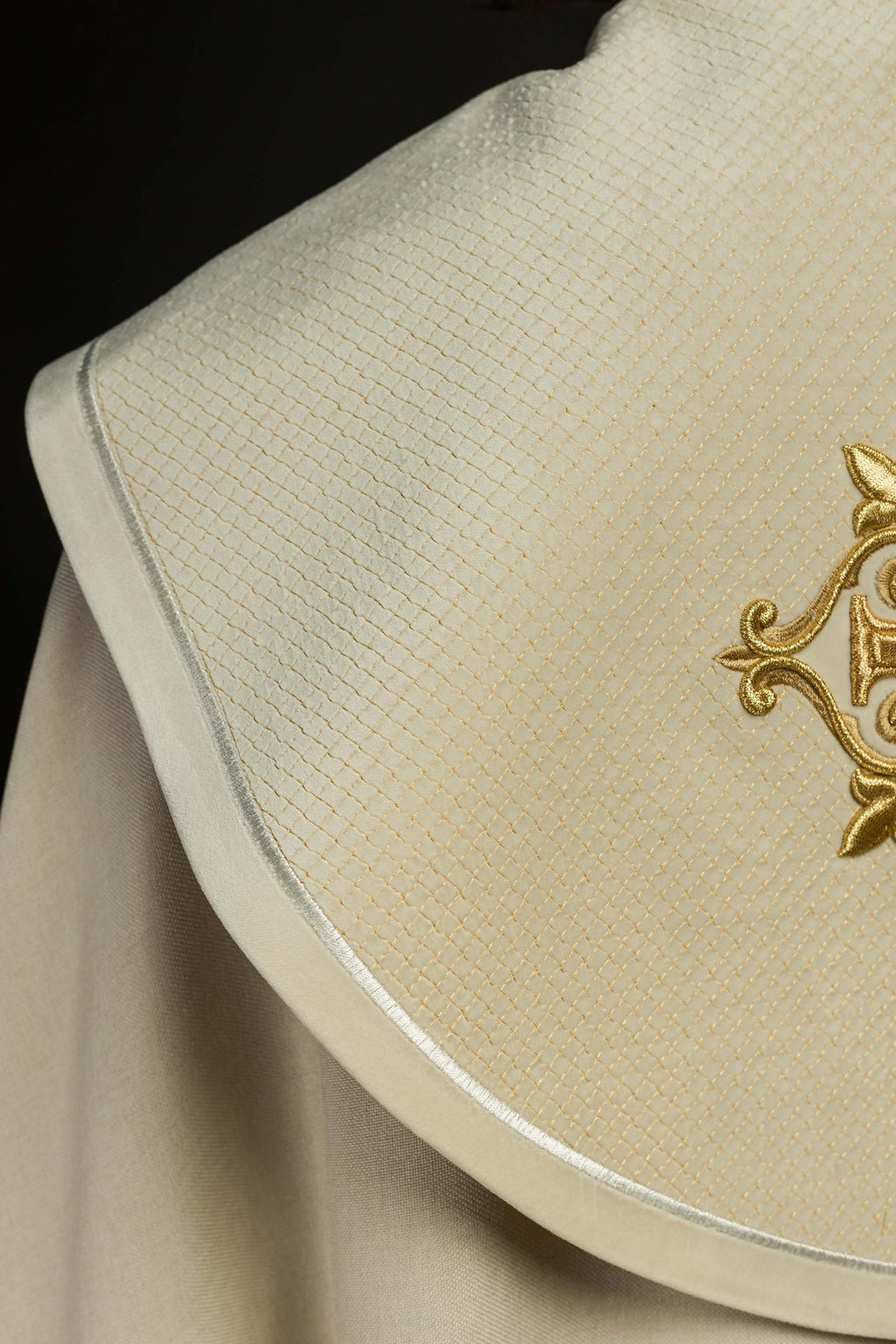 Kapa liturgiczna z aksamitnym ecru pasem i haftem krzyży - ORNATY.PL