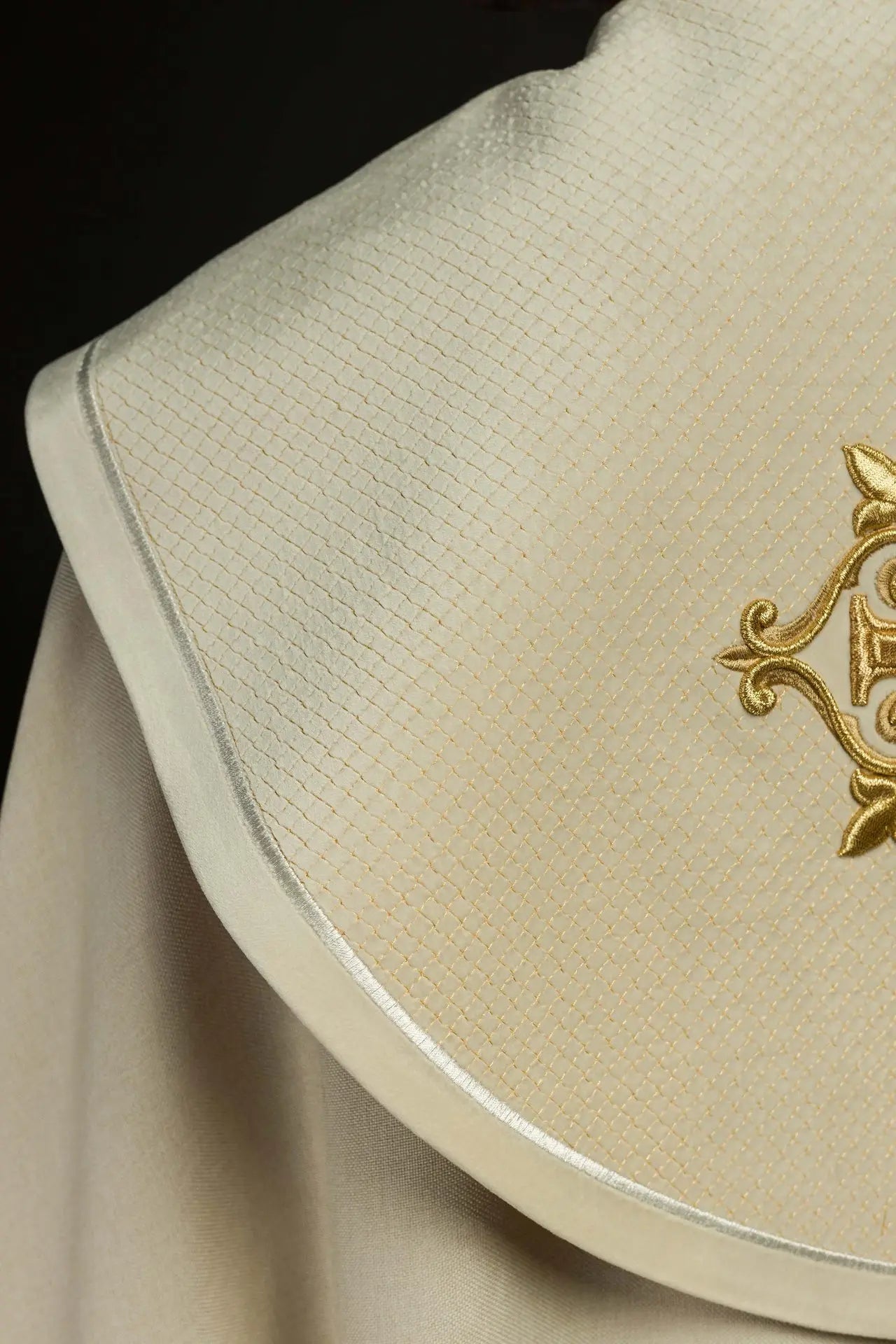 Chape liturgique avec bande en velours écru et broderie de croix