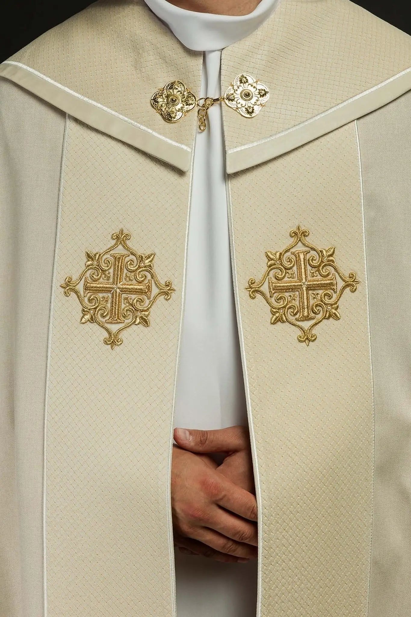Chape liturgique avec bande en velours écru et broderie de croix
