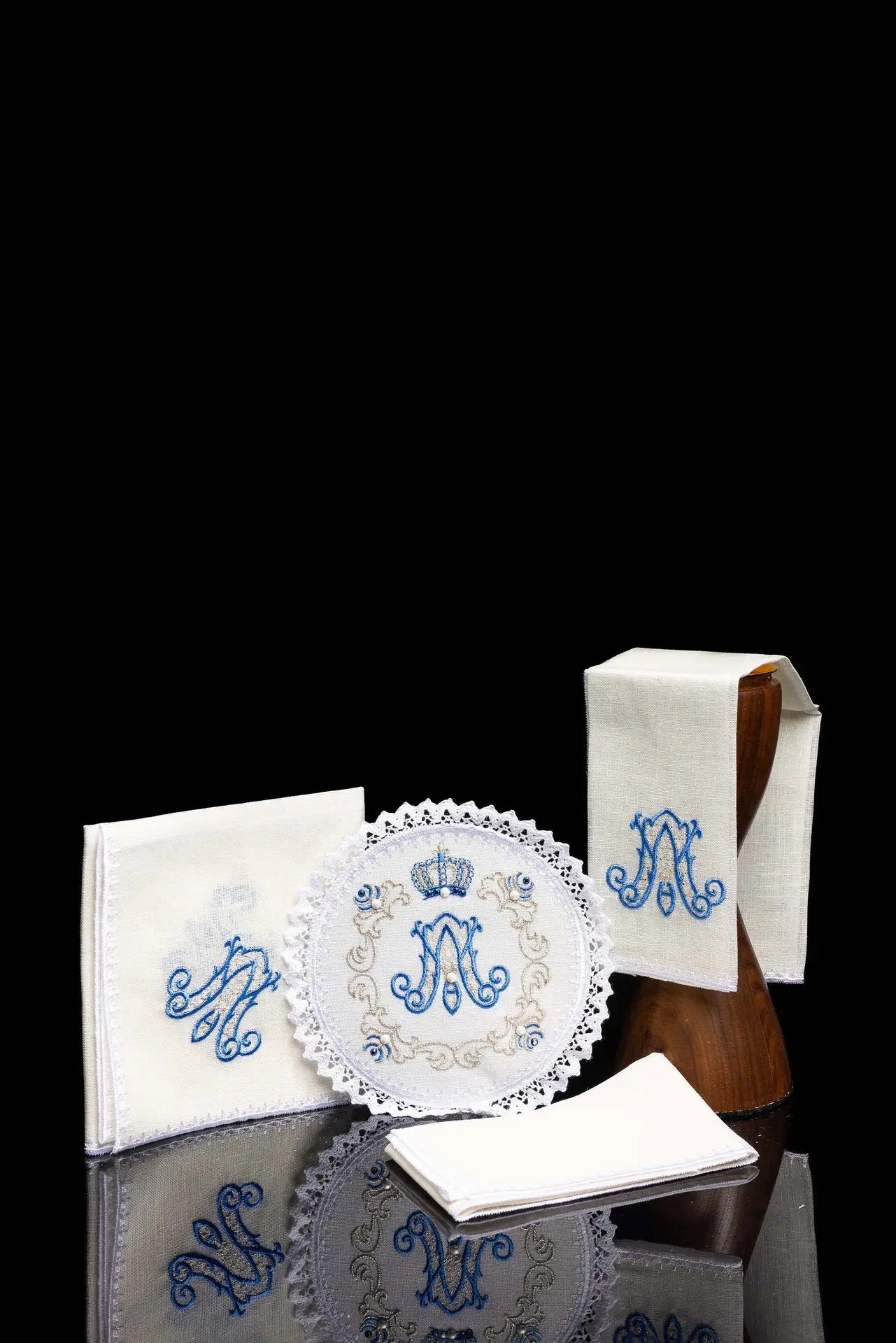 Linge de calice avec broderie mariale