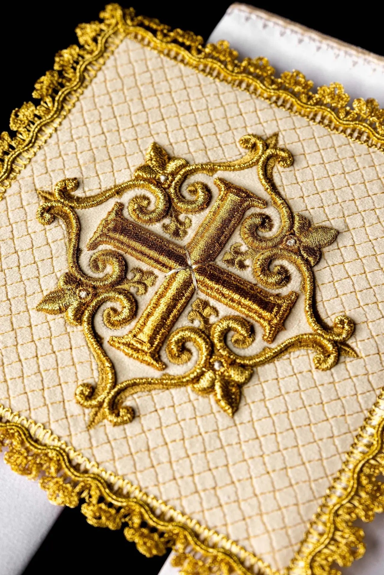 Linge de calice avec croix brodée en velours écru