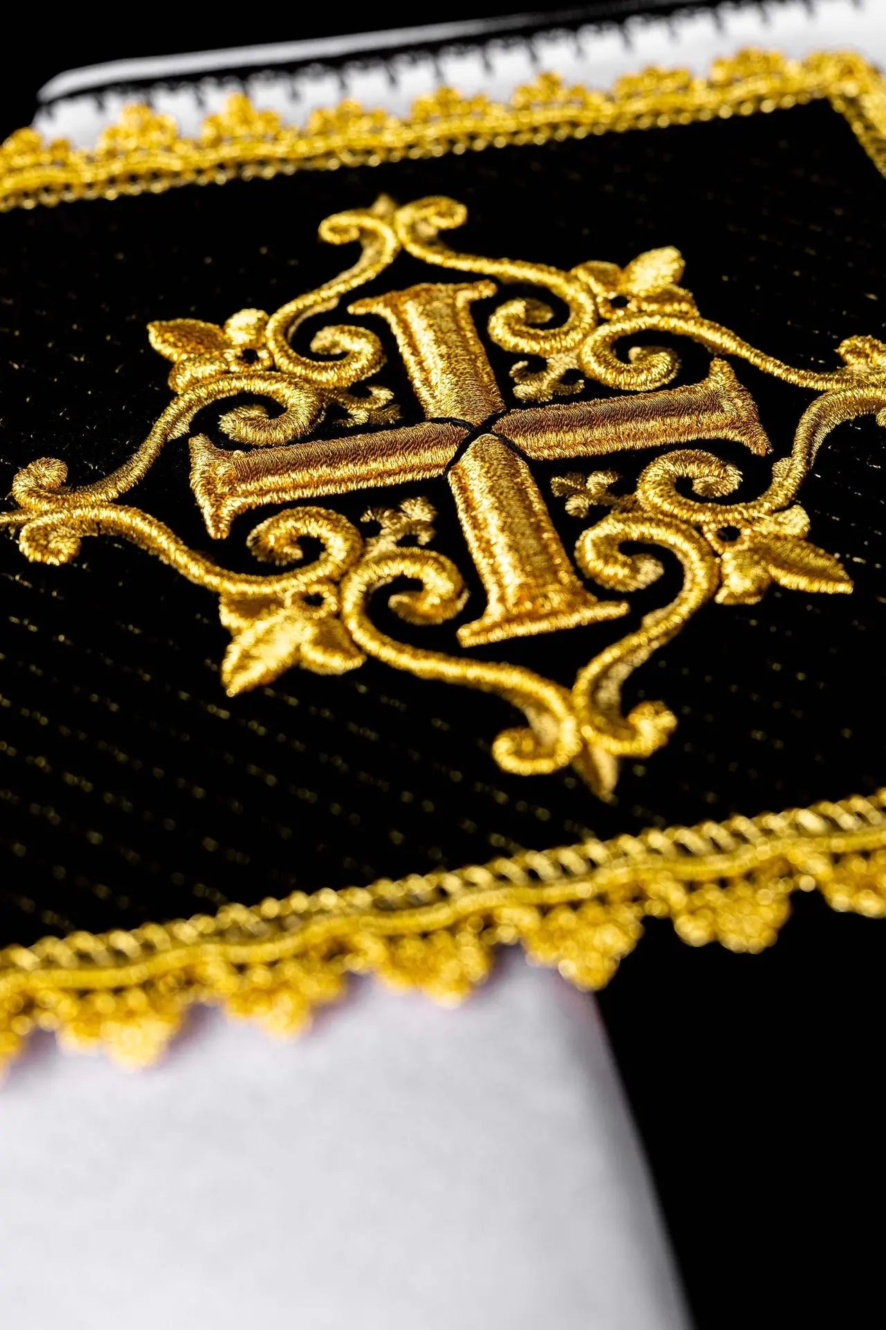 Ensemble de linge de calice en velours noir avec croix brodée