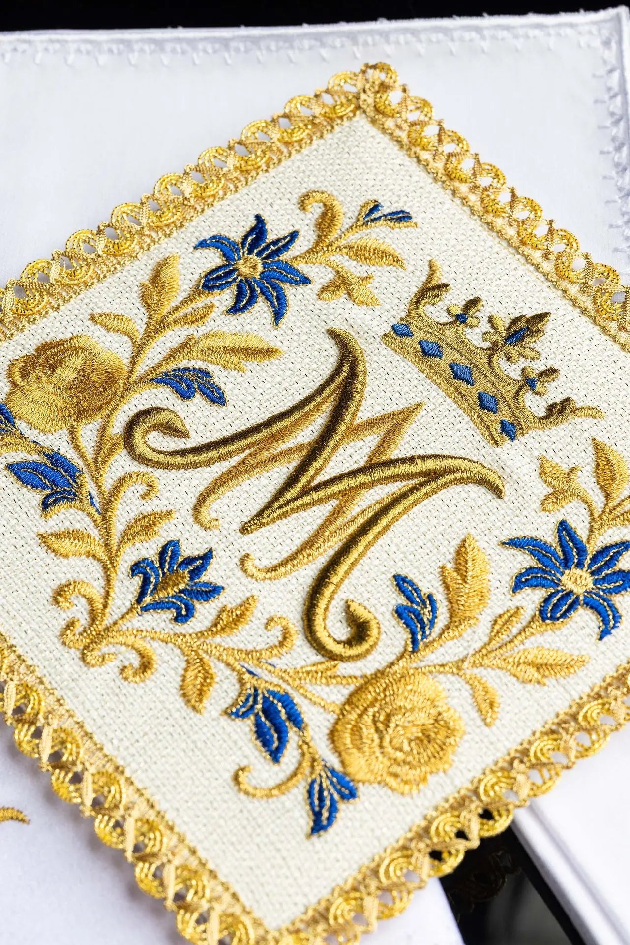 Ensemble de linge de calice avec broderie du monogramme royal marial