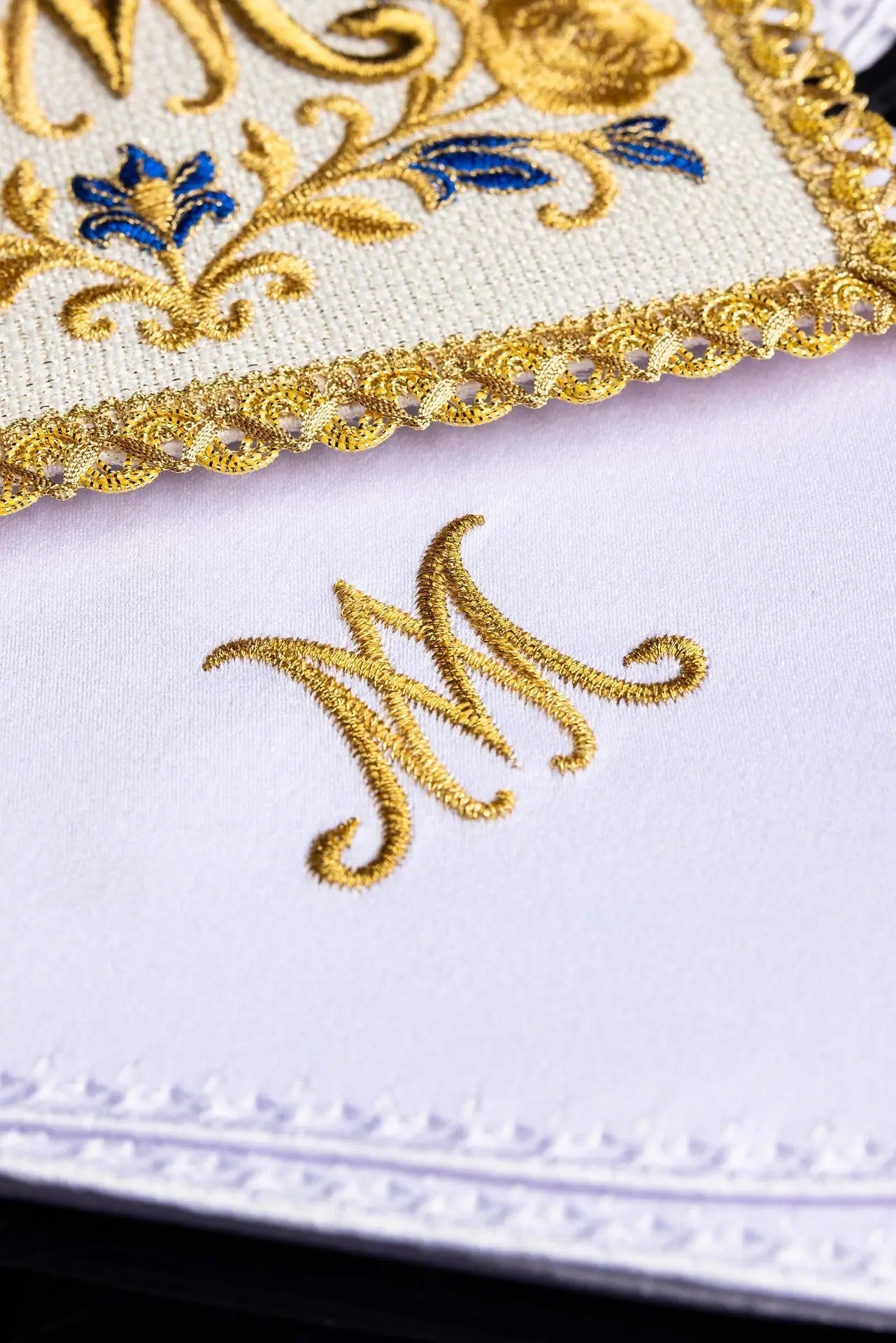 Ensemble de linge de calice avec broderie du monogramme royal marial