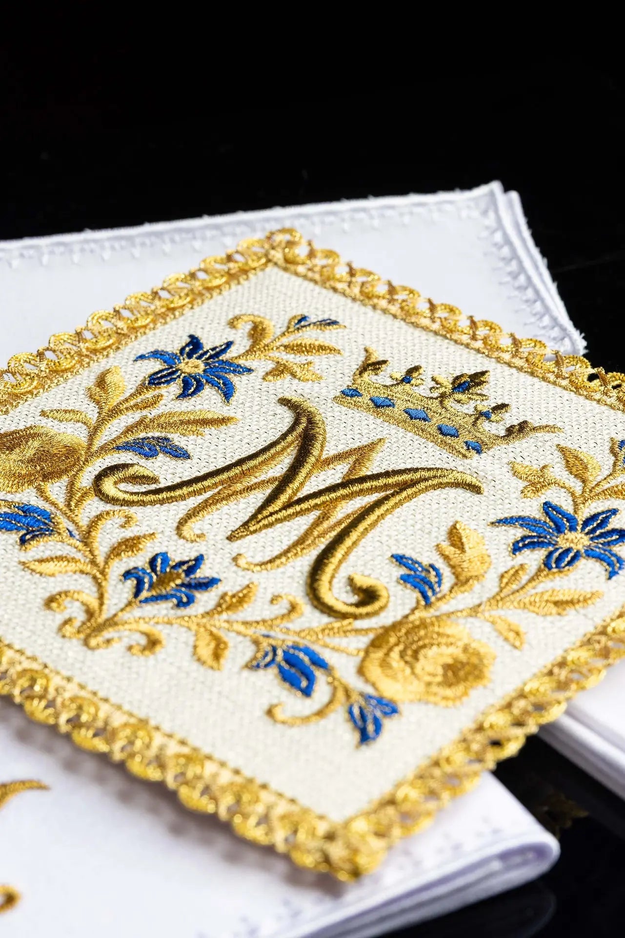 Ensemble de linge de calice avec broderie du monogramme royal marial