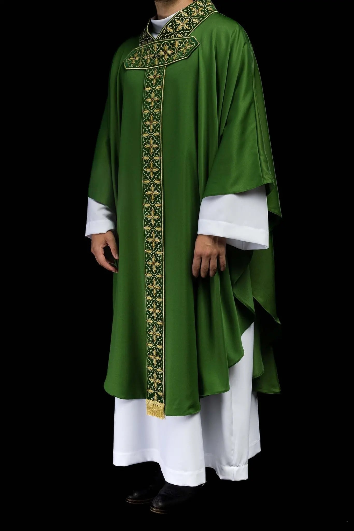 Chasuble verte avec ceinture brodée suspendue et 500 pierres