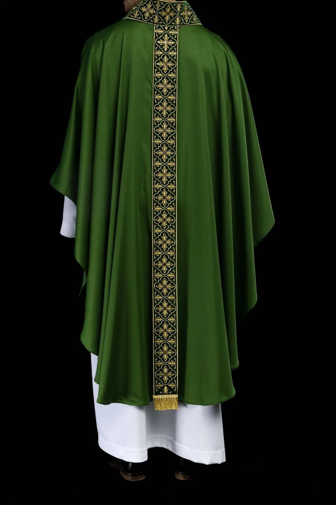 Chasuble verte avec ceinture brodée suspendue et 500 pierres