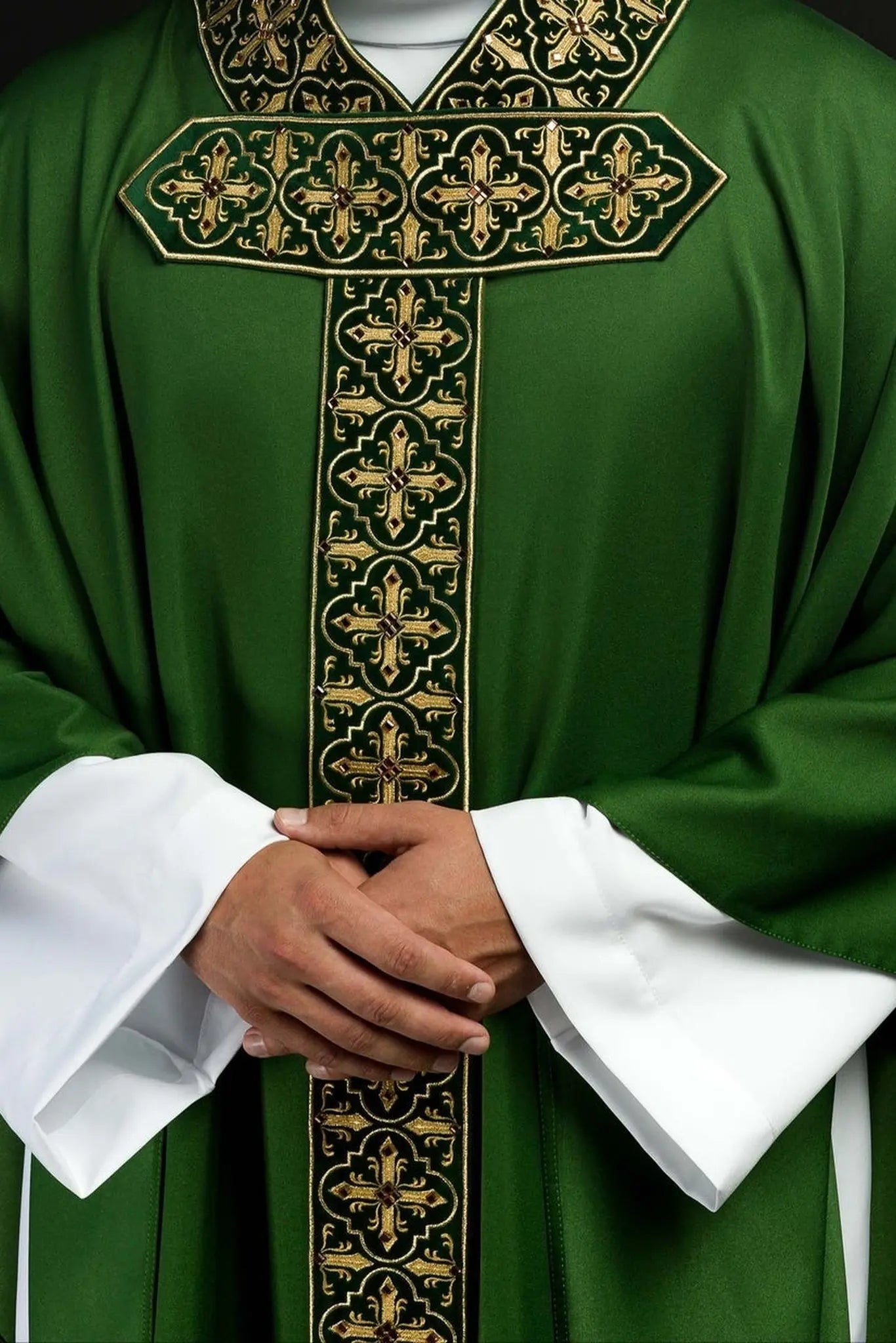Chasuble verte avec ceinture brodée suspendue et 500 pierres
