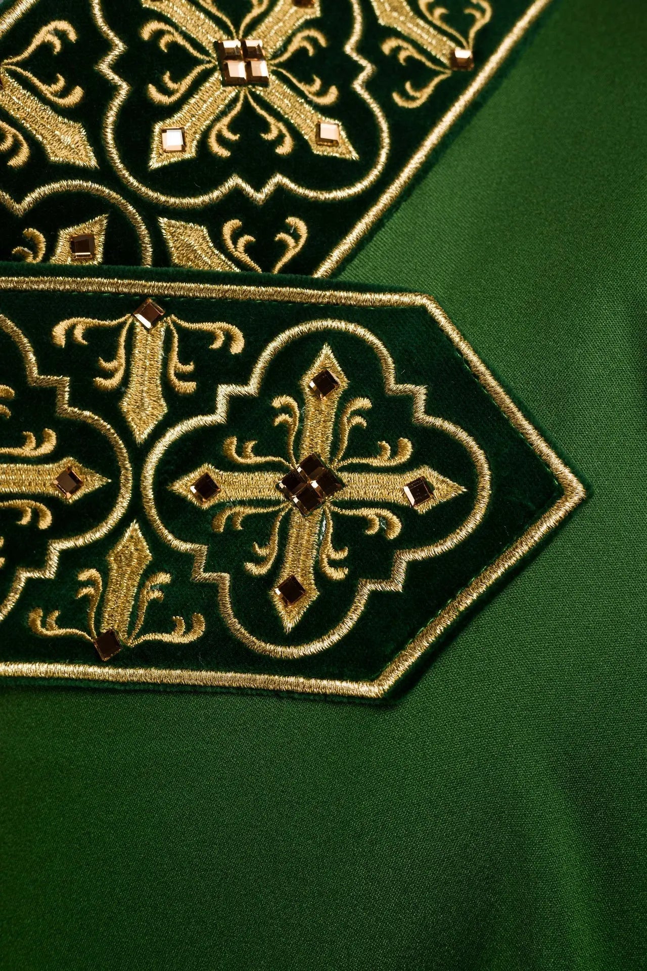 Chasuble verte avec ceinture brodée suspendue et 500 pierres