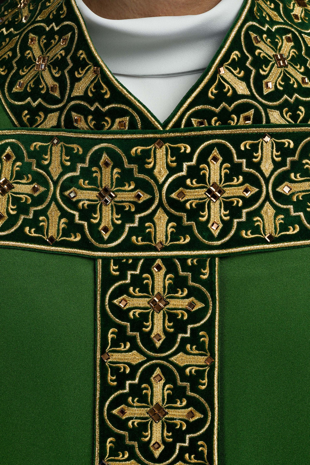 Ornat zielony z wiszącym haftowanym pasem i 500 kamieniami - ORNATY.PL